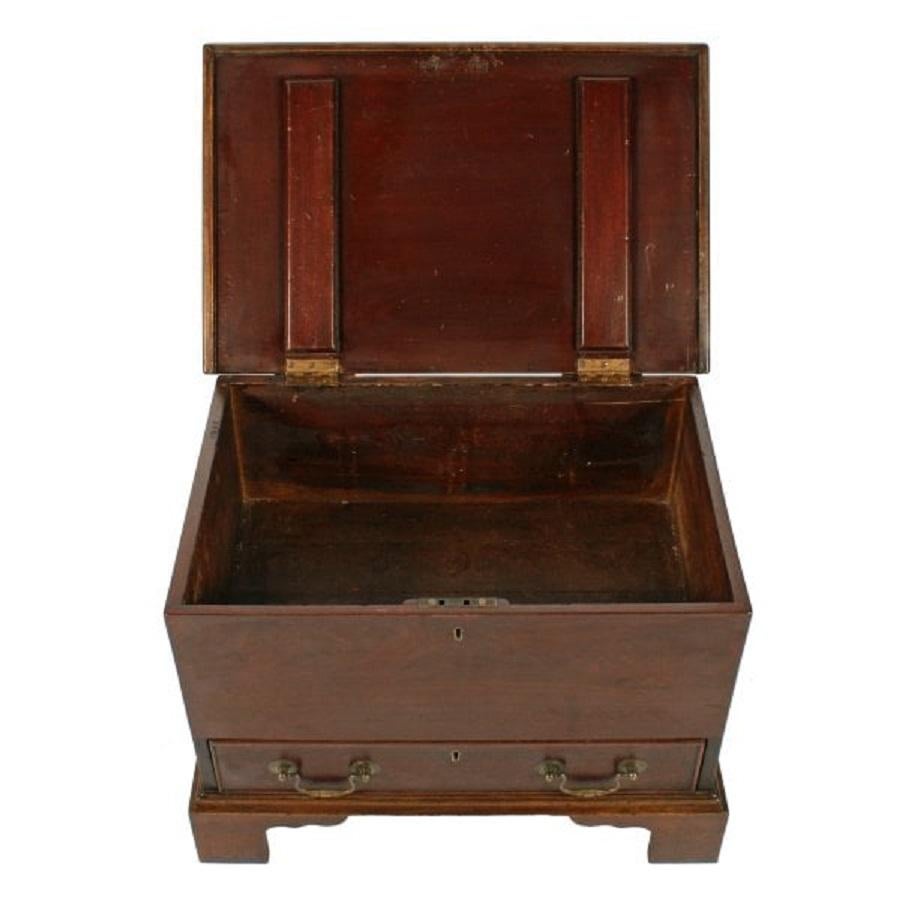 European Small Georgian Style Box, 19th Century For Sale