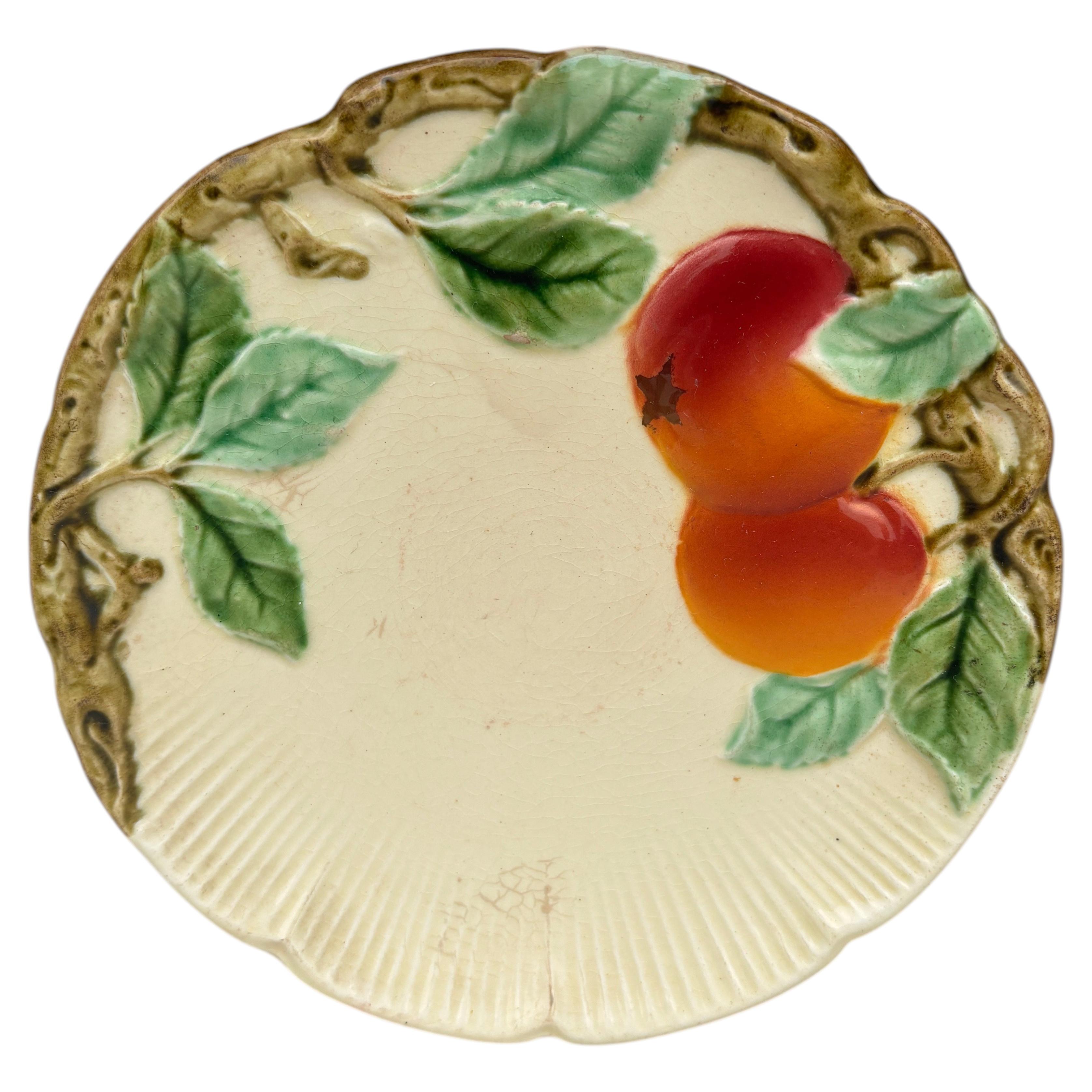 Petite assiette allemande en majolique représentant des pommes, CIRCA 1920 en vente