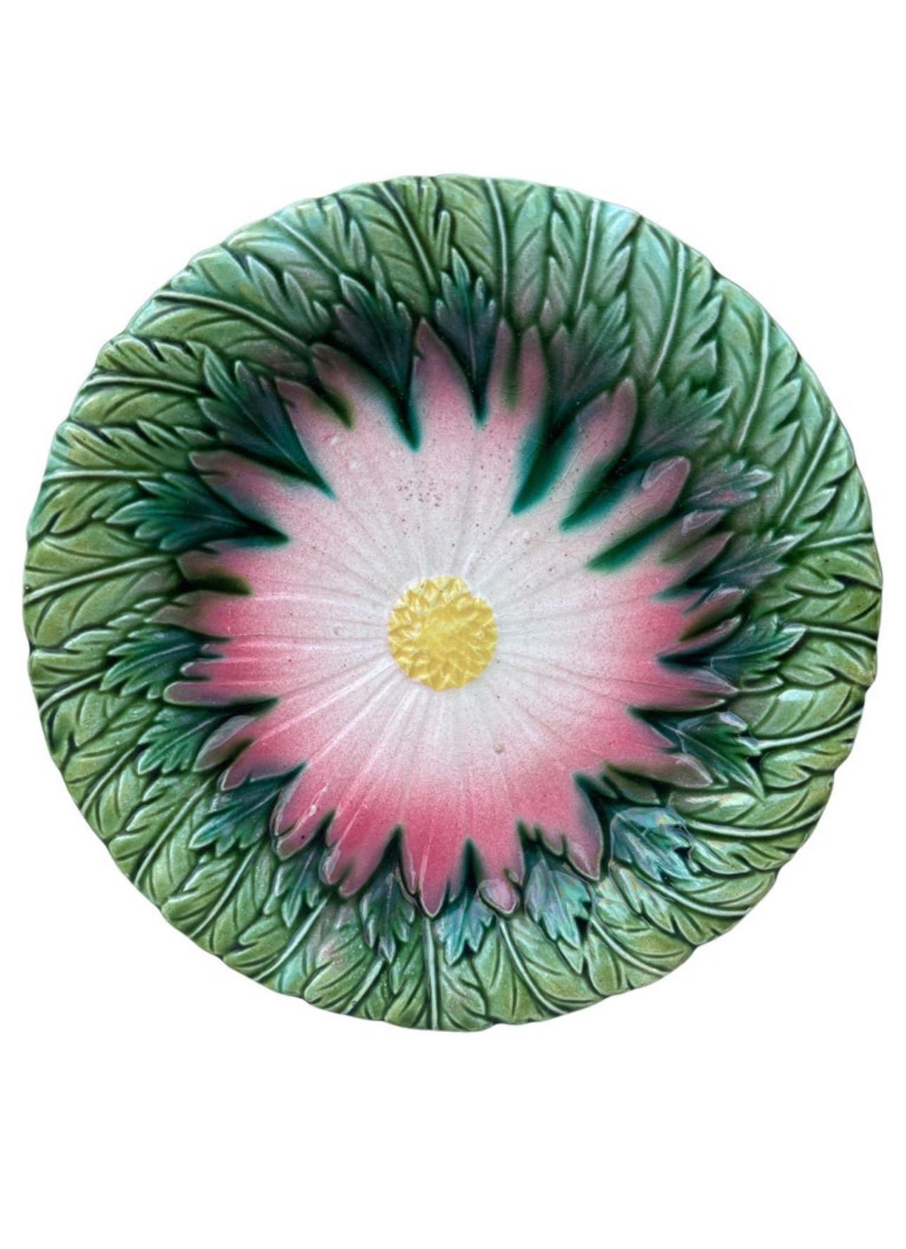 Tedesco Piccolo piatto a margherita in maiolica tedesca Circa 1900 in vendita