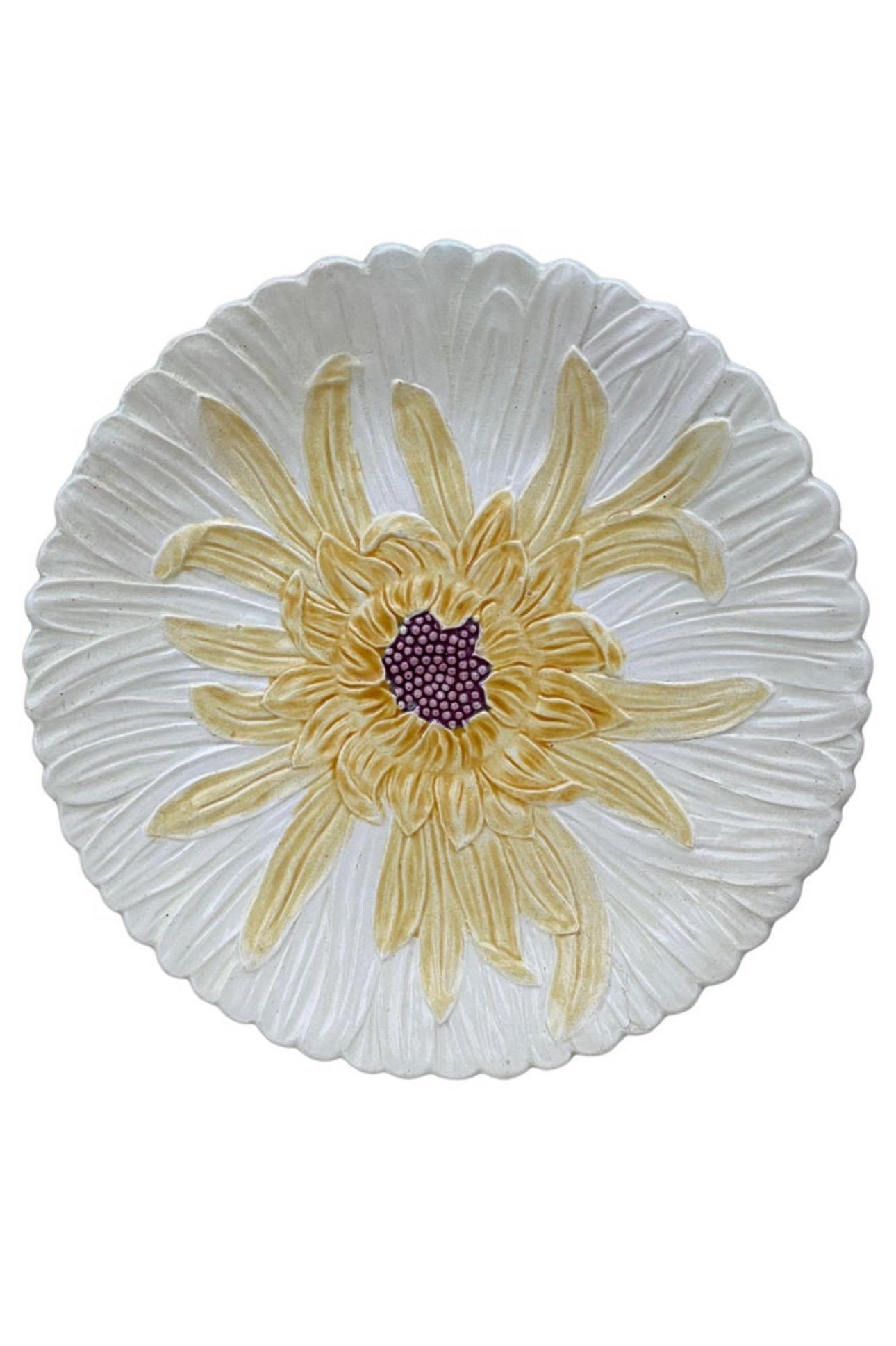 Inizio XX secolo Piccolo piatto a margherita in maiolica tedesca Circa 1900 in vendita