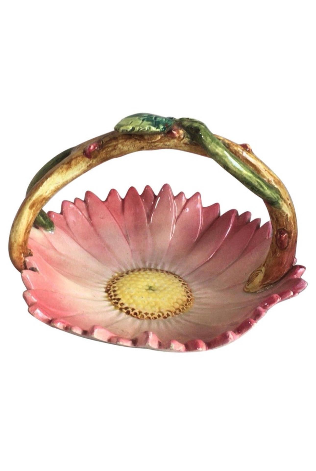 Small German Majolica Daisy Plate Circa 1900 in vendita 2