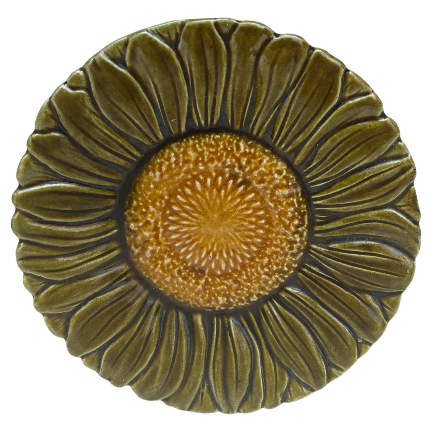Piccolo piatto a margherita in maiolica tedesca Circa 1900 in vendita