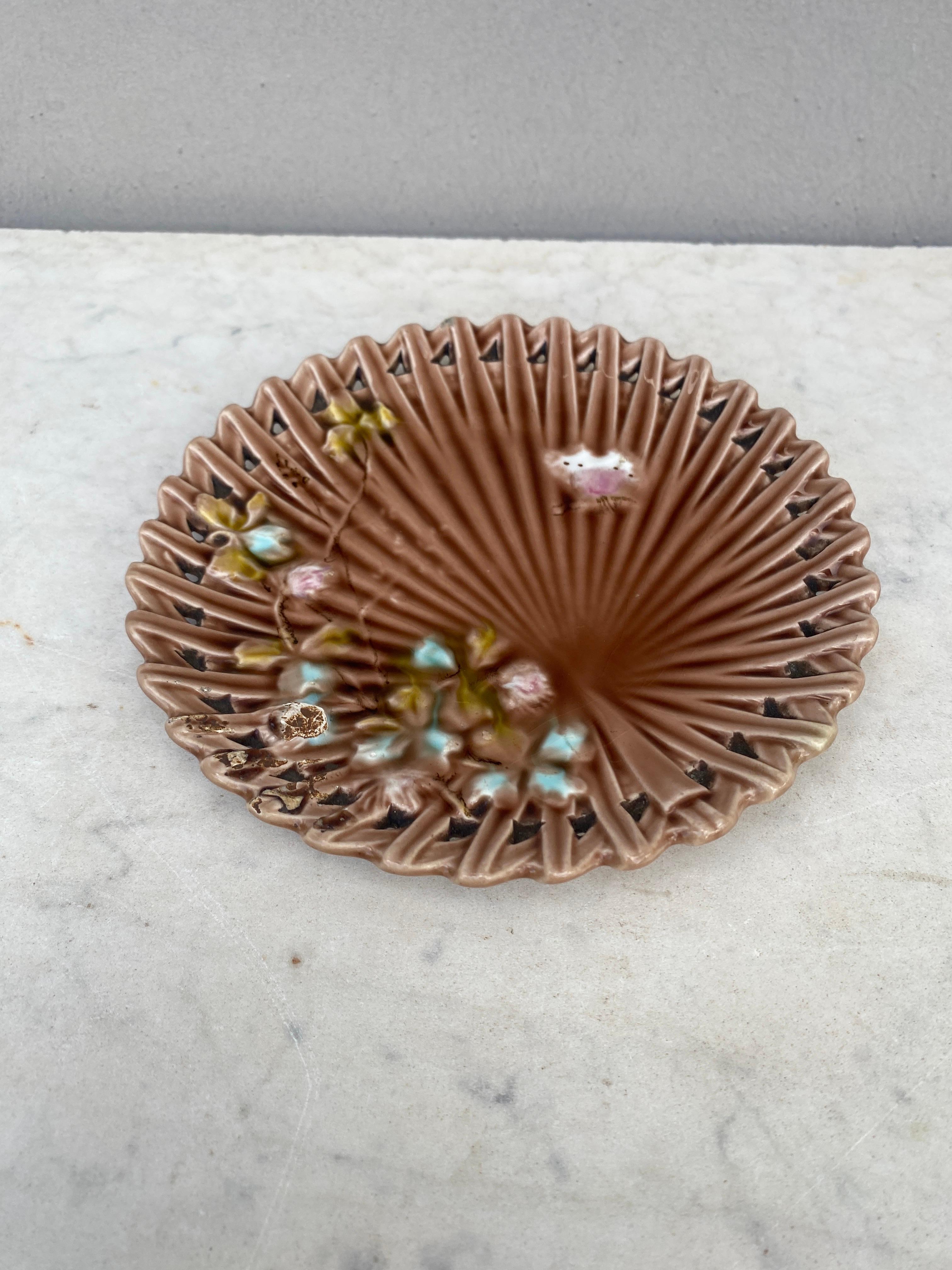Small German Majolica Flowers Plate Villeroy & Boch circa 1900 In Good Condition For Sale In Austin, TX