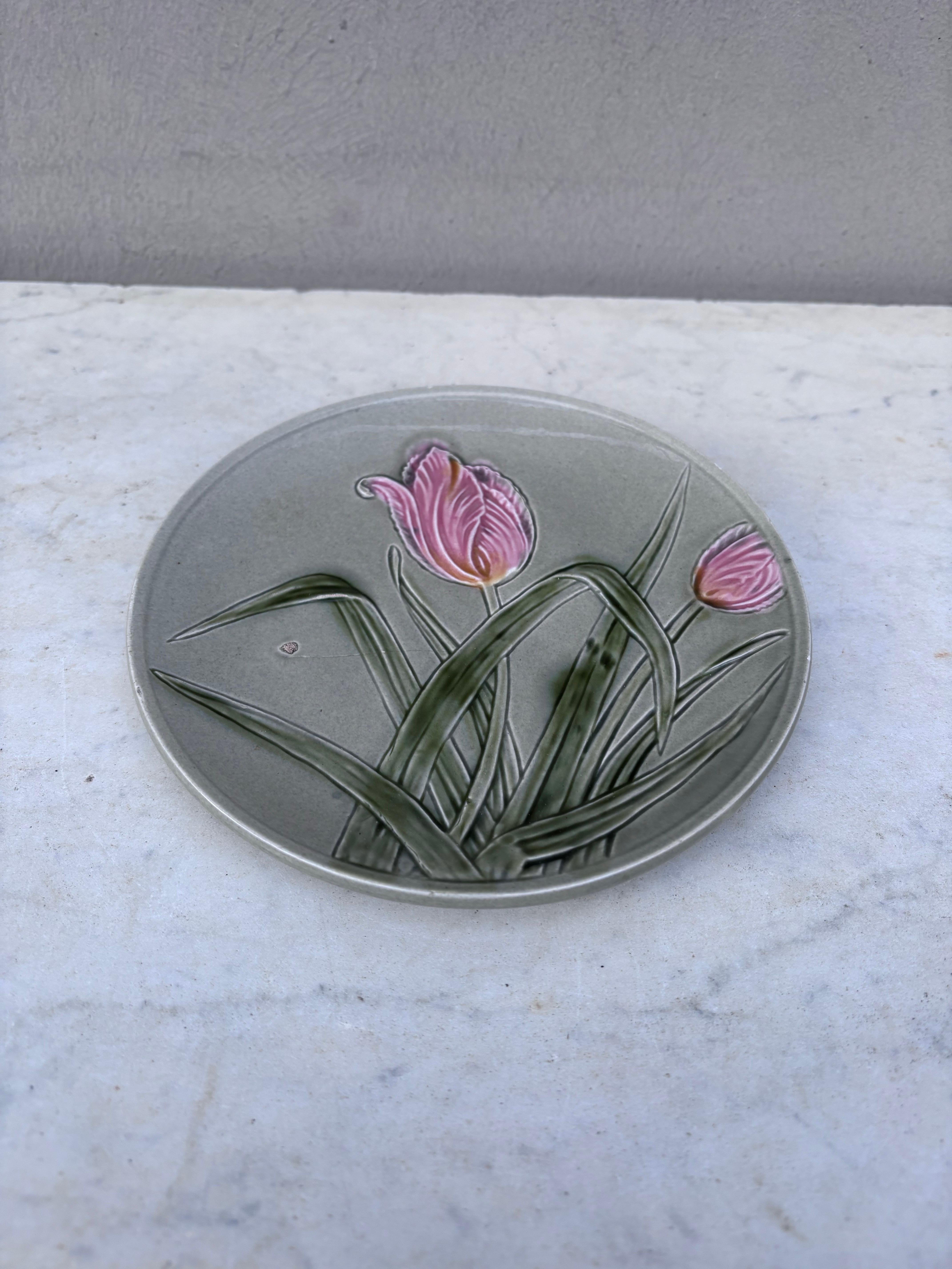 Pequeño plato de tulipán de mayólica alemana Circa 1900.
Diámetro / 6,7 pulgadas.