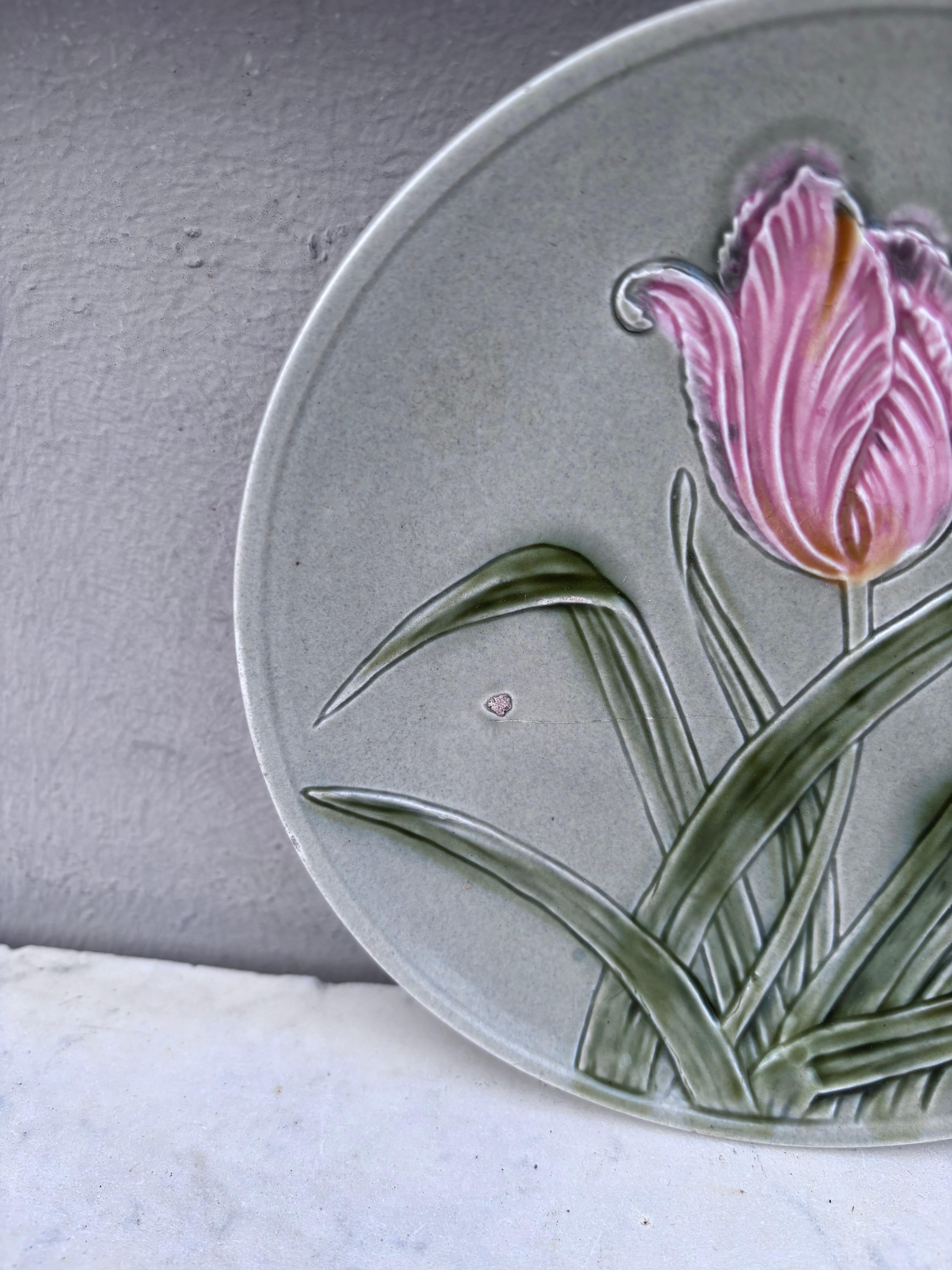 Plato pequeño de tulipán de mayólica alemana Circa 1900 Art Nouveau en venta