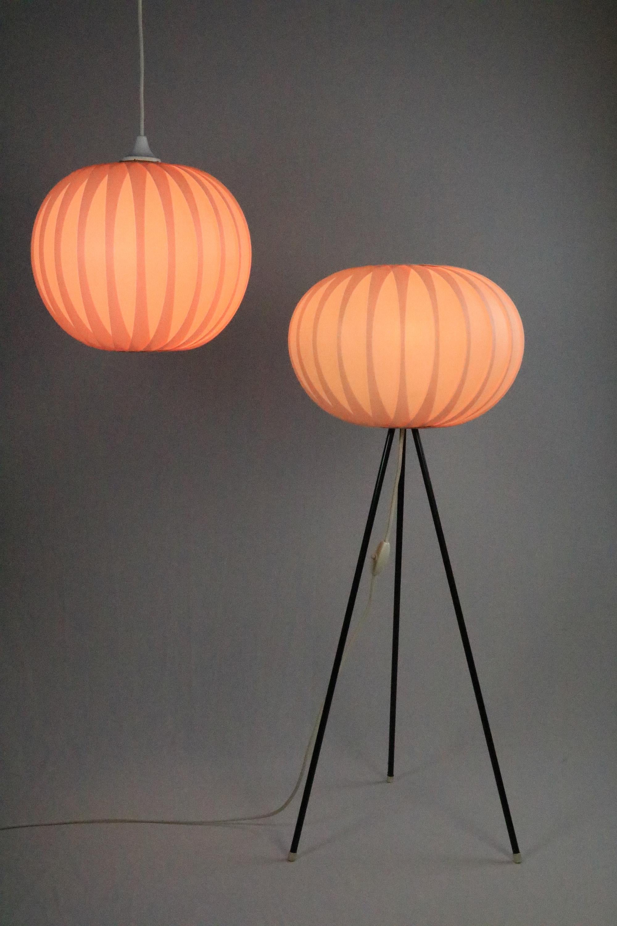 Kleine deutsche Dreifuß-Stehlampe aus der Mitte des Jahrhunderts, rosa, 1950er 1960er 3