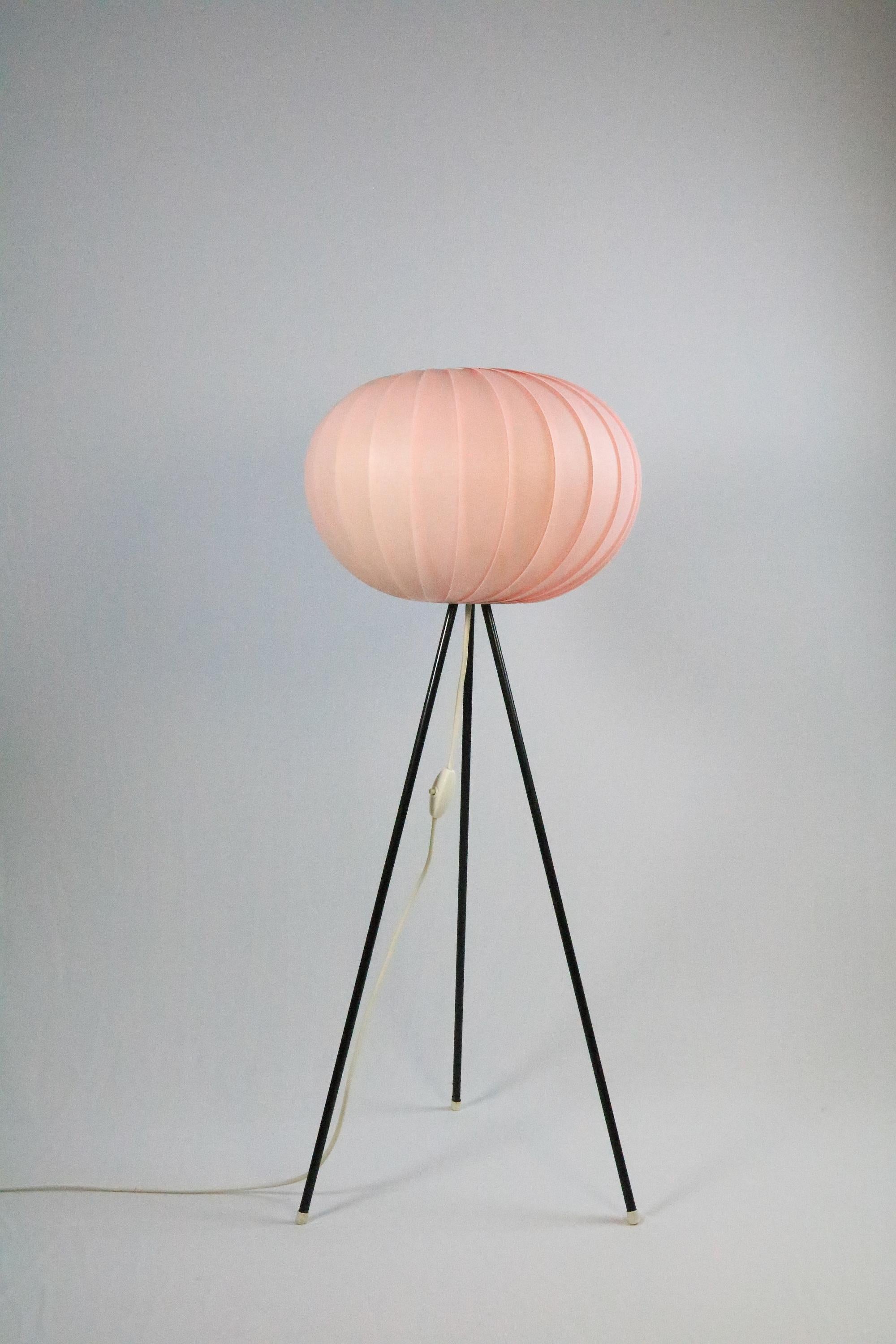 Kleine deutsche Dreifuß-Stehlampe aus der Mitte des Jahrhunderts, rosa, 1950er 1960er (Moderne der Mitte des Jahrhunderts)