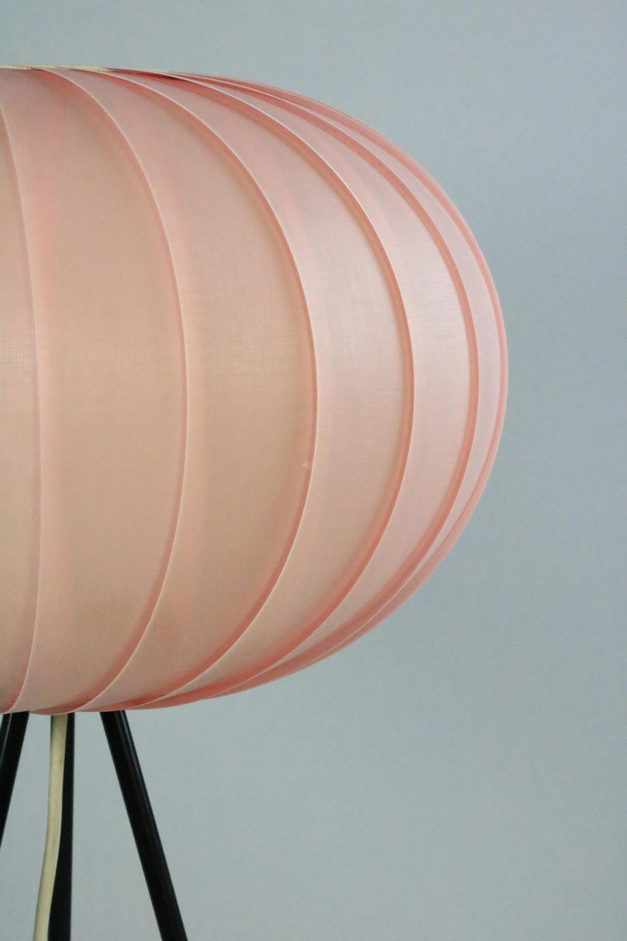 Kleine deutsche Dreifuß-Stehlampe aus der Mitte des Jahrhunderts, rosa, 1950er 1960er (Deutsch)