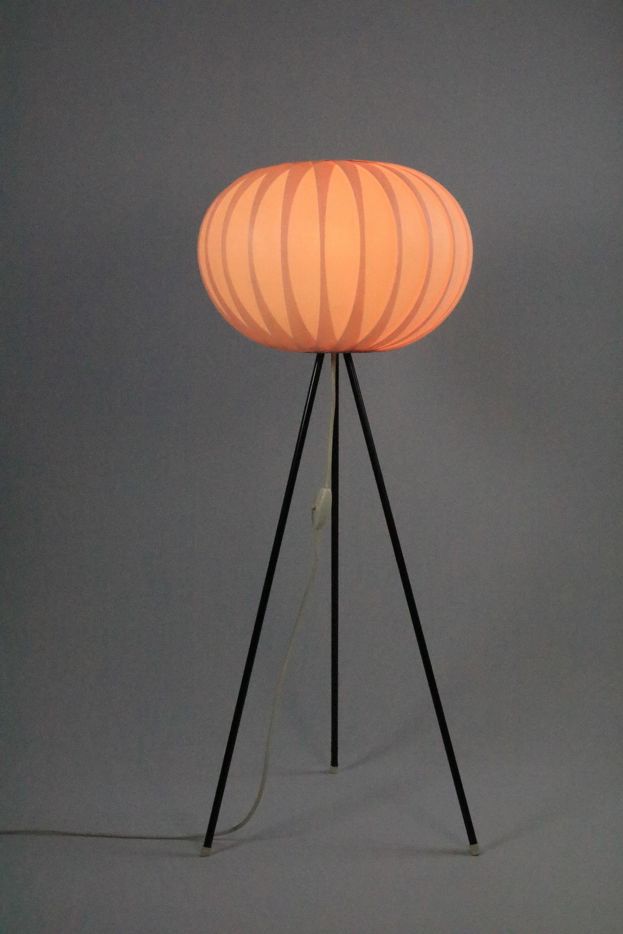 Kleine deutsche Dreifuß-Stehlampe aus der Mitte des Jahrhunderts, rosa, 1950er 1960er im Zustand „Gut“ in Berlin, BE