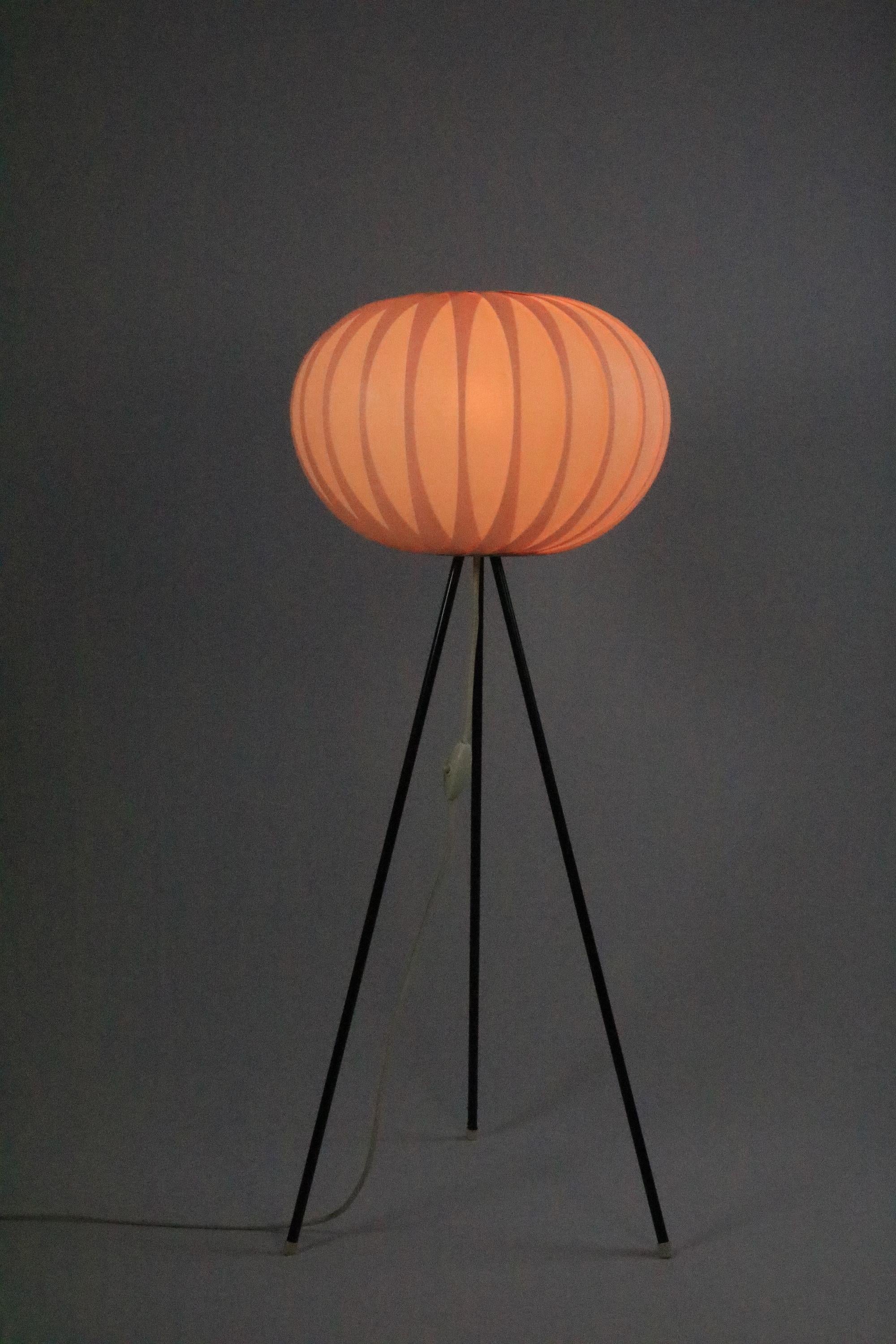 Kleine deutsche Dreifuß-Stehlampe aus der Mitte des Jahrhunderts, rosa, 1950er 1960er (20. Jahrhundert)