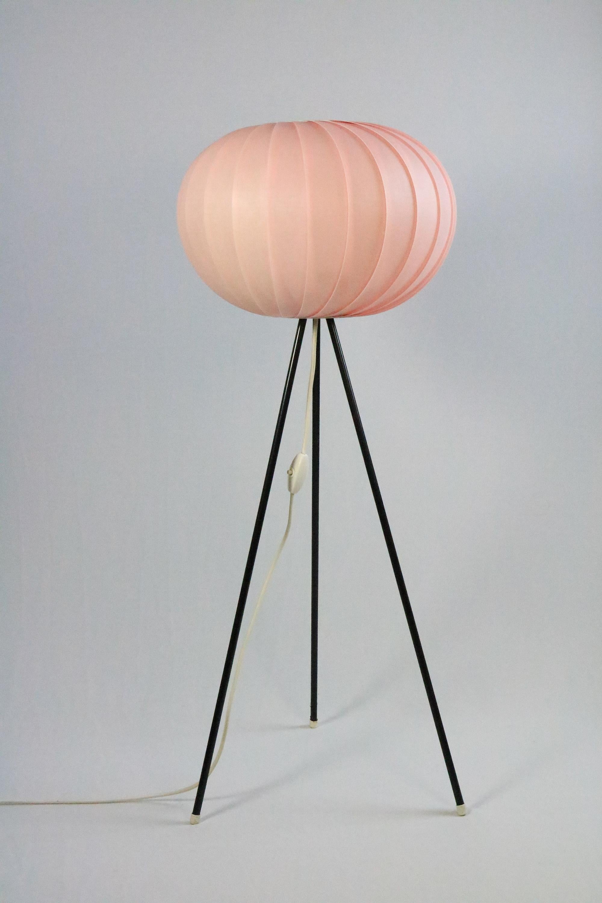 Kleine deutsche Dreifuß-Stehlampe aus der Mitte des Jahrhunderts, rosa, 1950er 1960er (Metall)