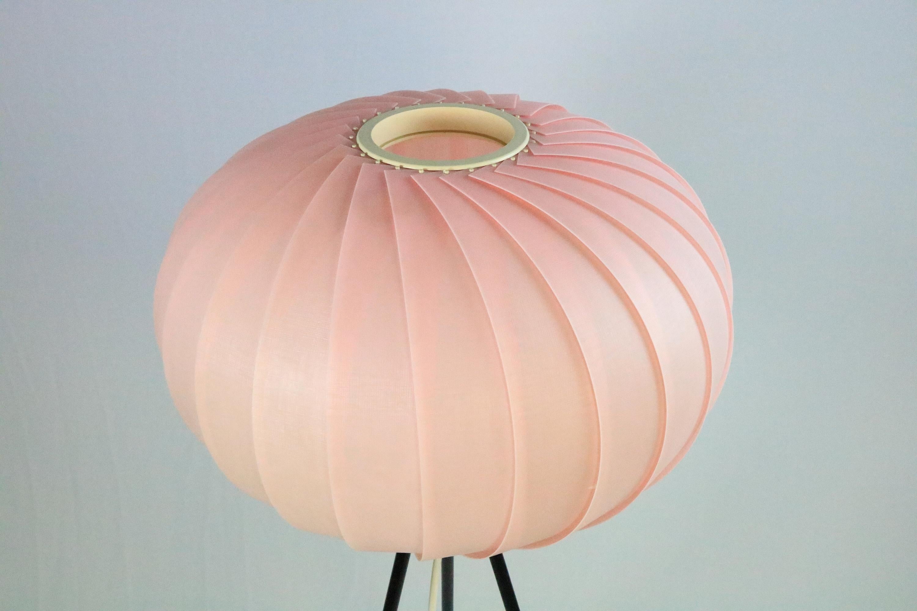 Kleine deutsche Dreifuß-Stehlampe aus der Mitte des Jahrhunderts, rosa, 1950er 1960er 1