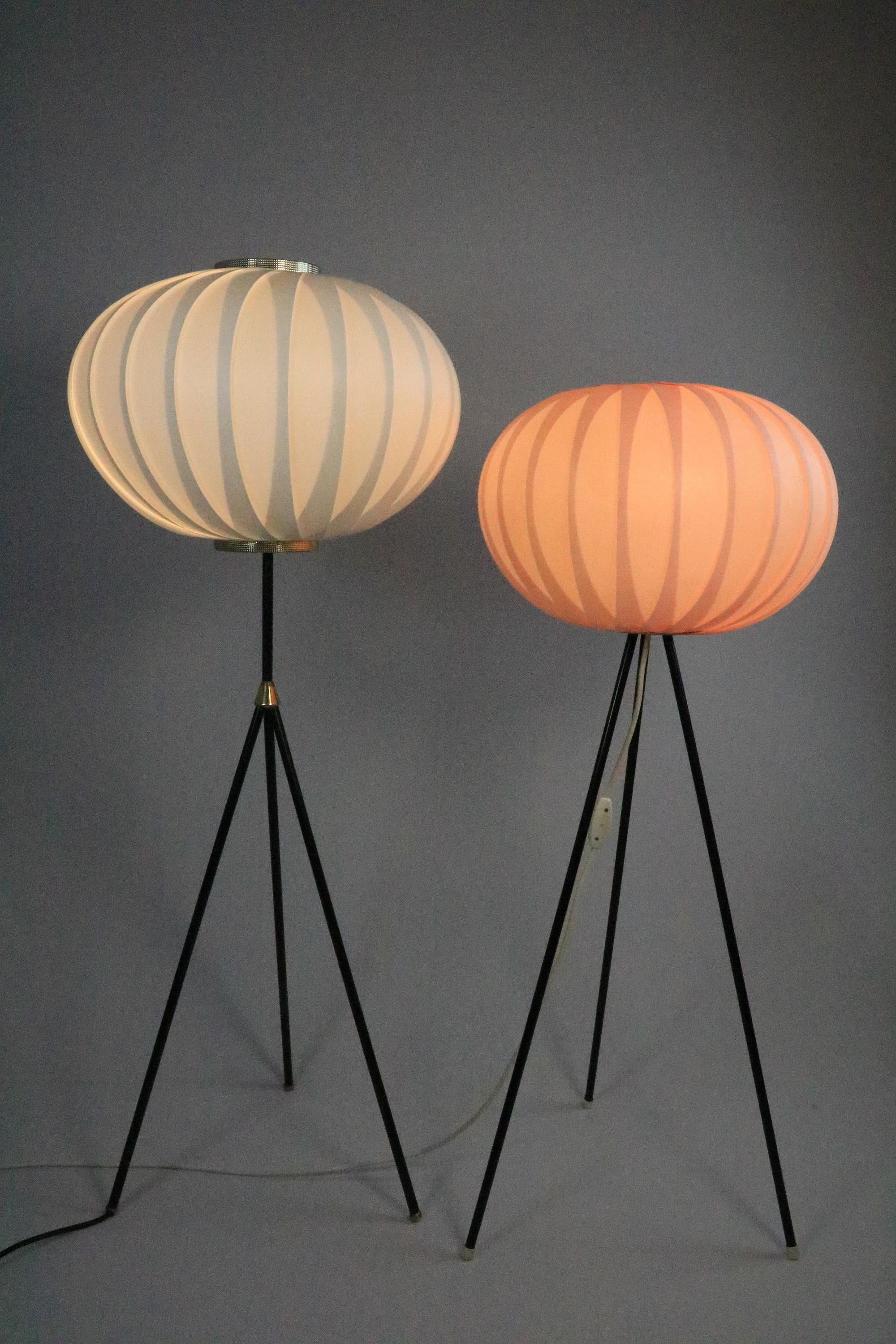 Kleine deutsche Dreifuß-Stehlampe aus der Mitte des Jahrhunderts, rosa, 1950er 1960er 2