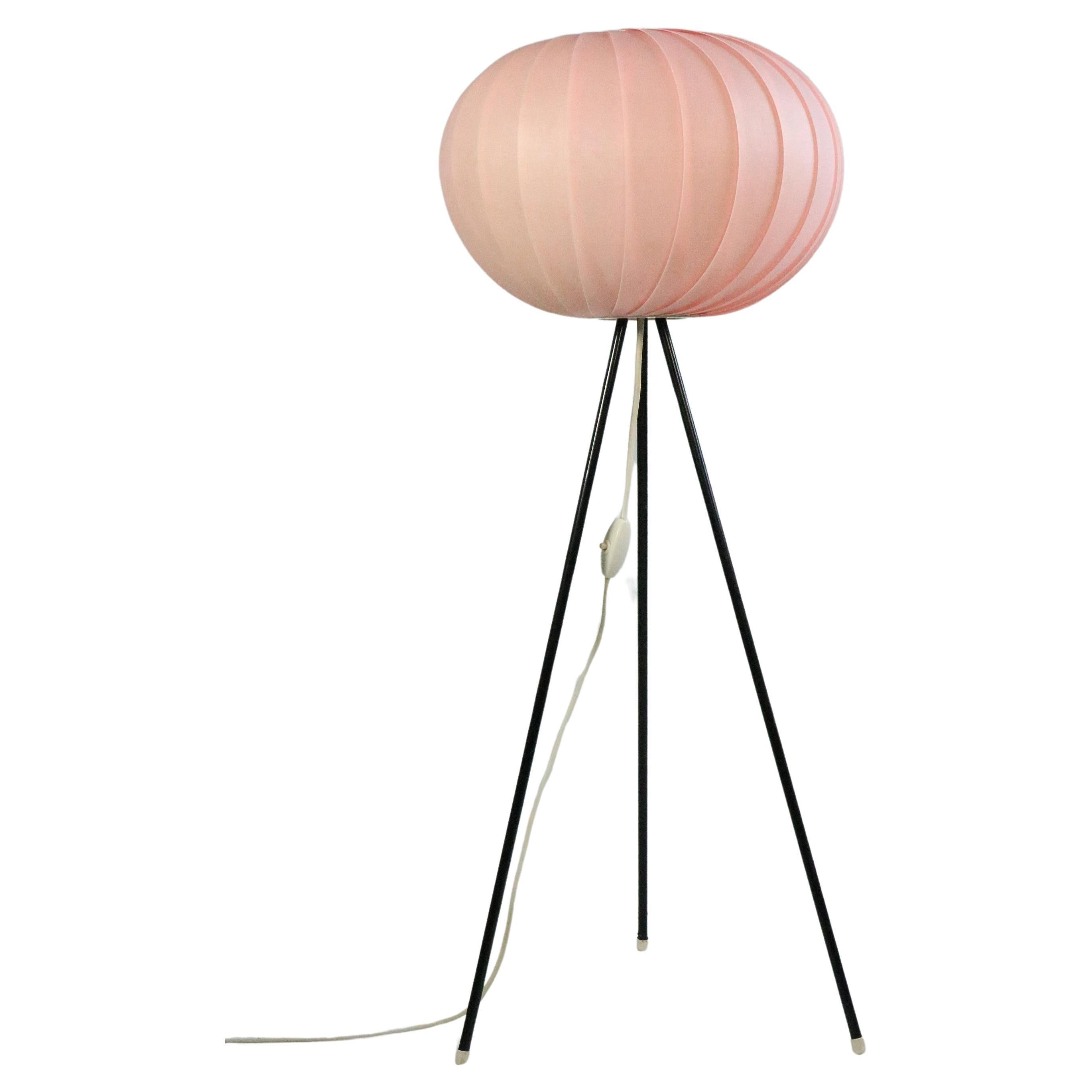 Kleine deutsche Dreifuß-Stehlampe aus der Mitte des Jahrhunderts, rosa, 1950er 1960er
