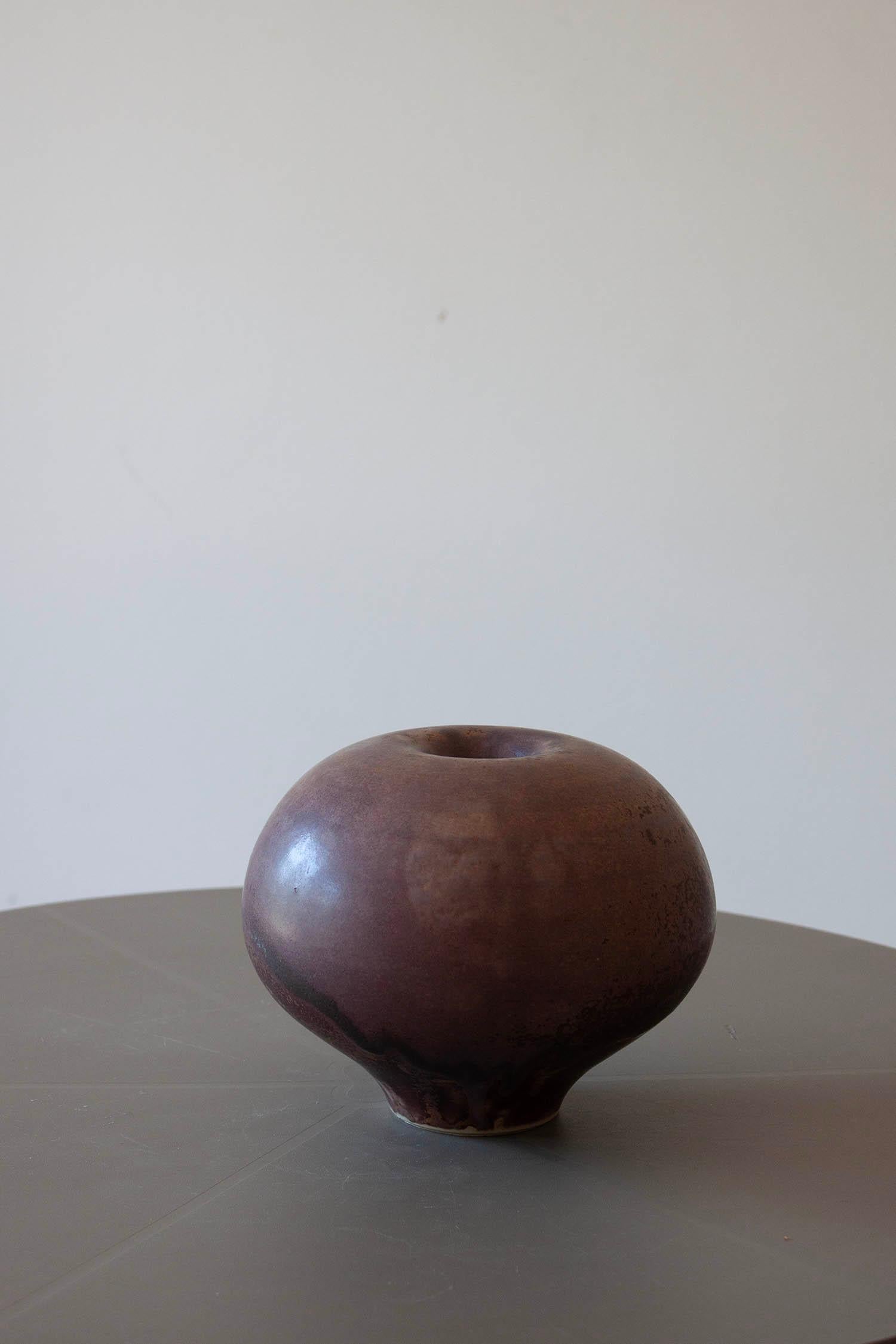 Piccolo vaso artigianale in ceramica rovesciata di colore viola, fatto a mano. in vendita 2