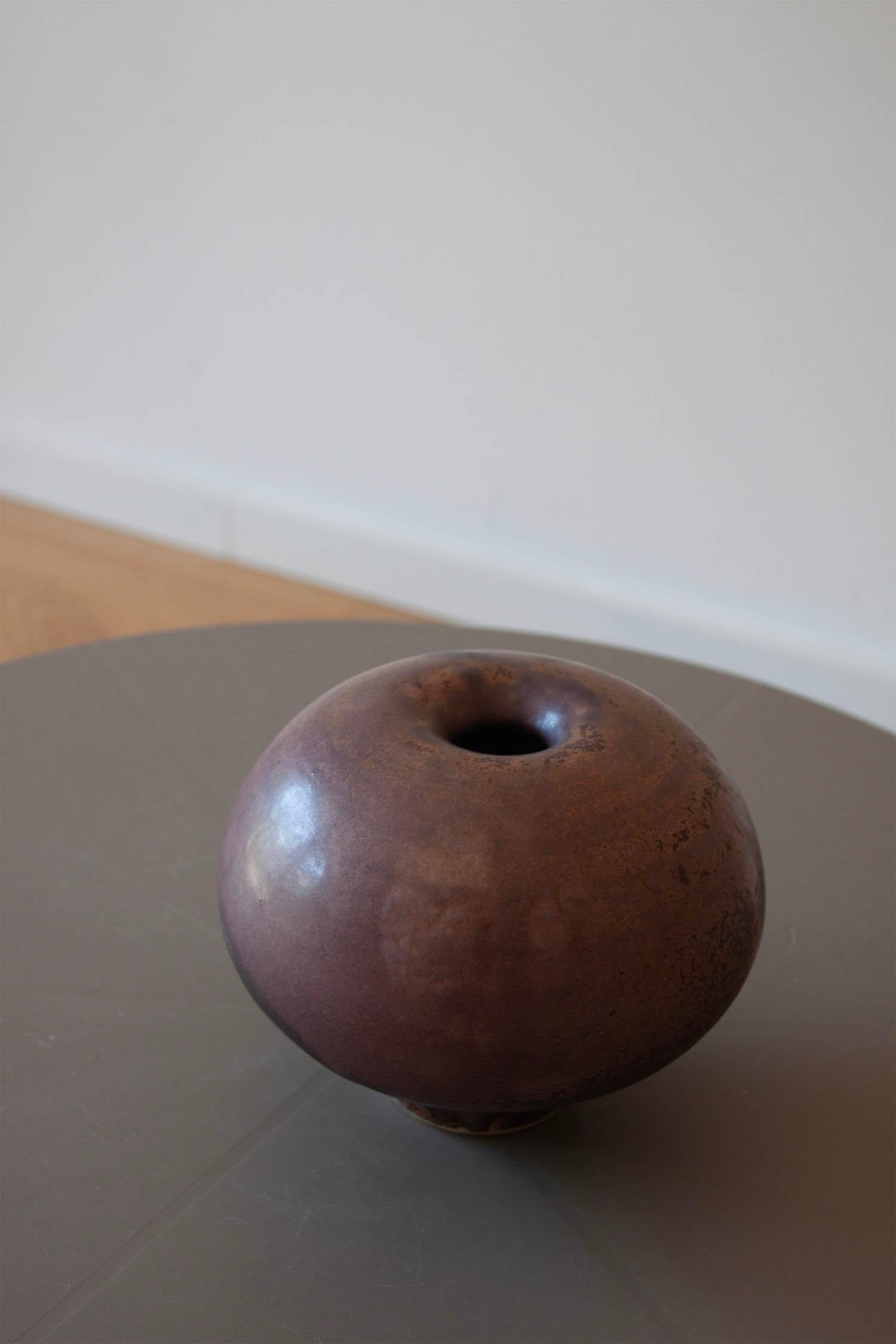 Piccolo vaso artigianale in ceramica rovesciata di colore viola, fatto a mano. in vendita 3