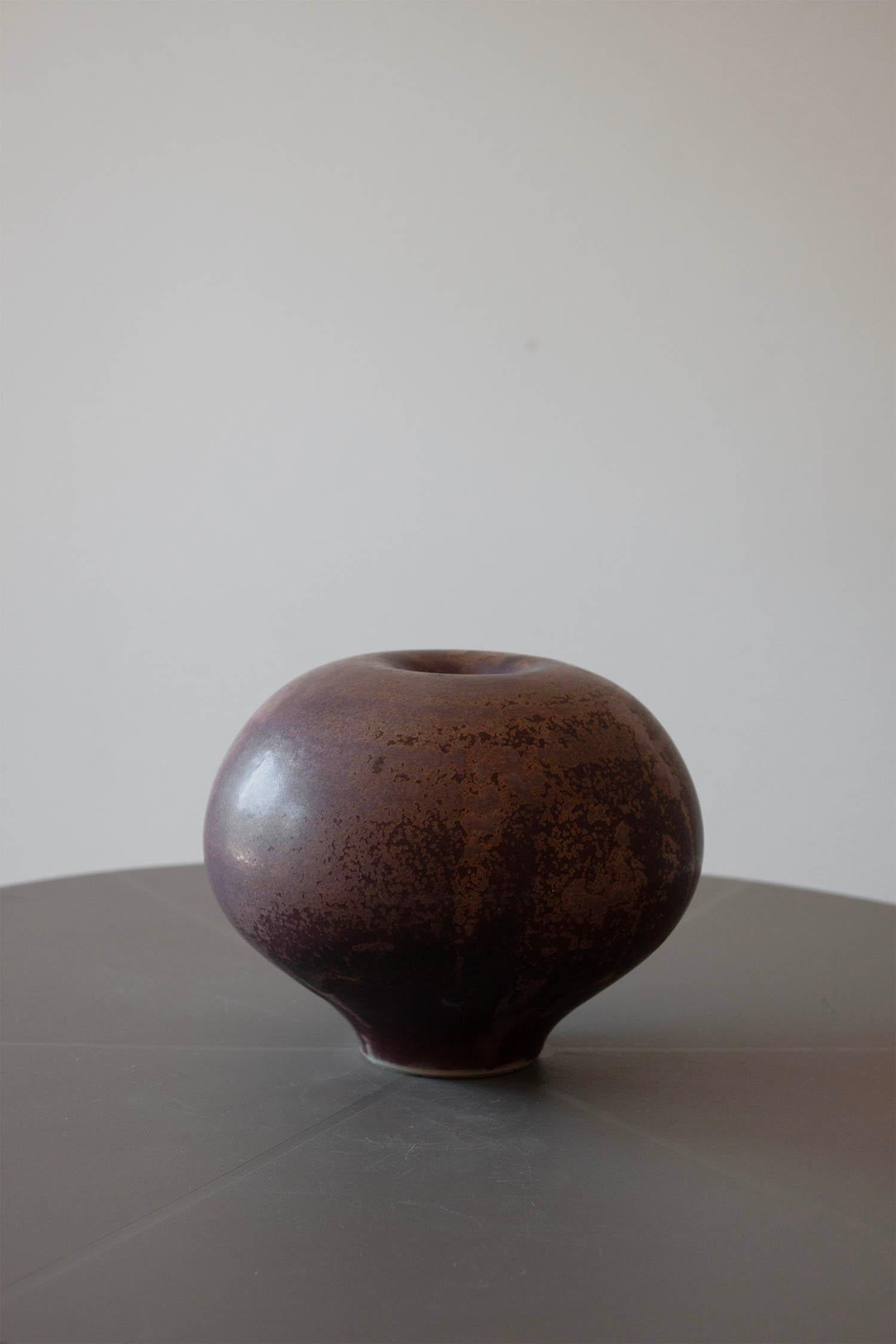 Organico moderno Piccolo vaso artigianale in ceramica rovesciata di colore viola, fatto a mano. in vendita