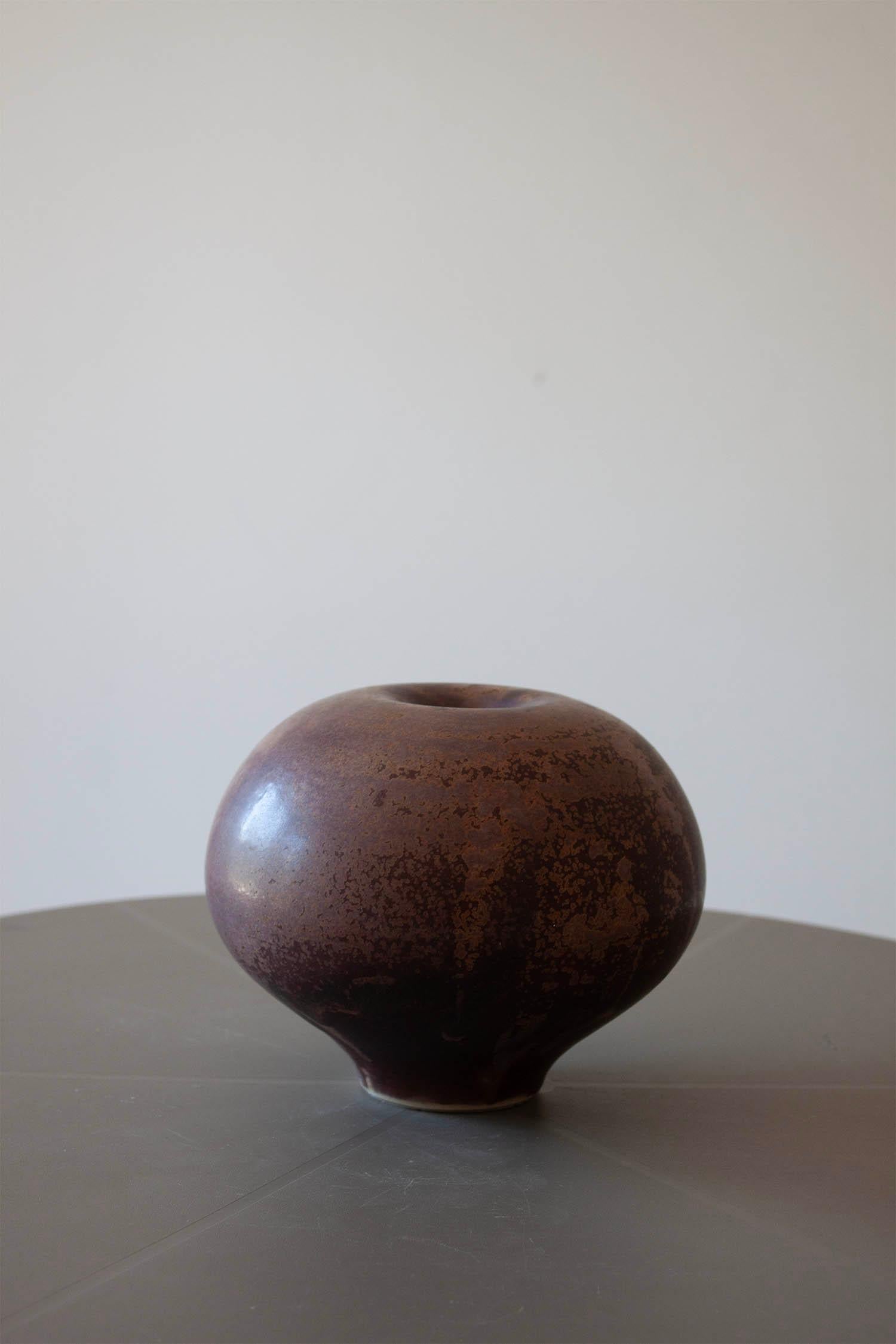 Tedesco Piccolo vaso artigianale in ceramica rovesciata di colore viola, fatto a mano. in vendita