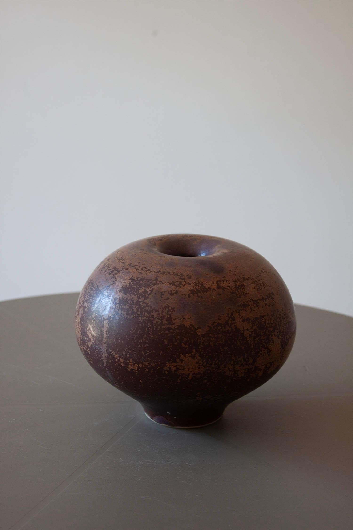 Fatto a mano Piccolo vaso artigianale in ceramica rovesciata di colore viola, fatto a mano. in vendita