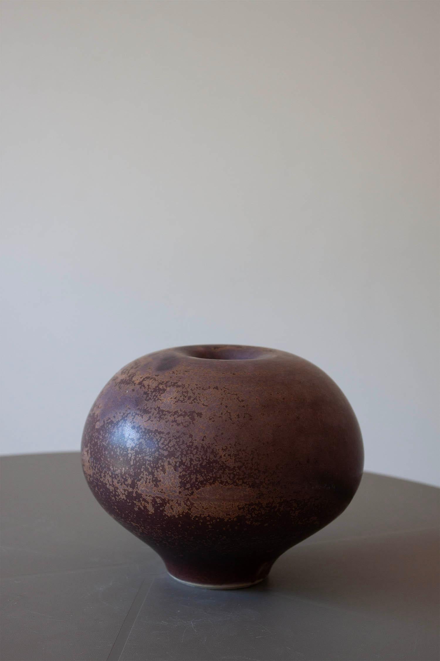 Argilla Piccolo vaso artigianale in ceramica rovesciata di colore viola, fatto a mano. in vendita