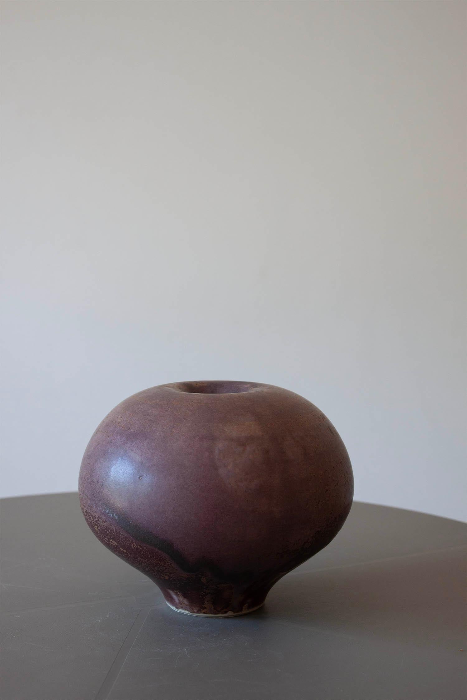 Piccolo vaso artigianale in ceramica rovesciata di colore viola, fatto a mano. in vendita 1