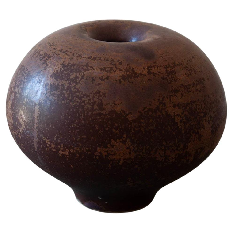 Piccolo vaso artigianale in ceramica rovesciata di colore viola, fatto a mano.