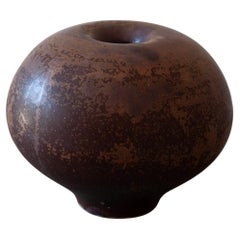 Petit vase rond inversé en céramique allemande émaillée pourpre de fabrication artisanale