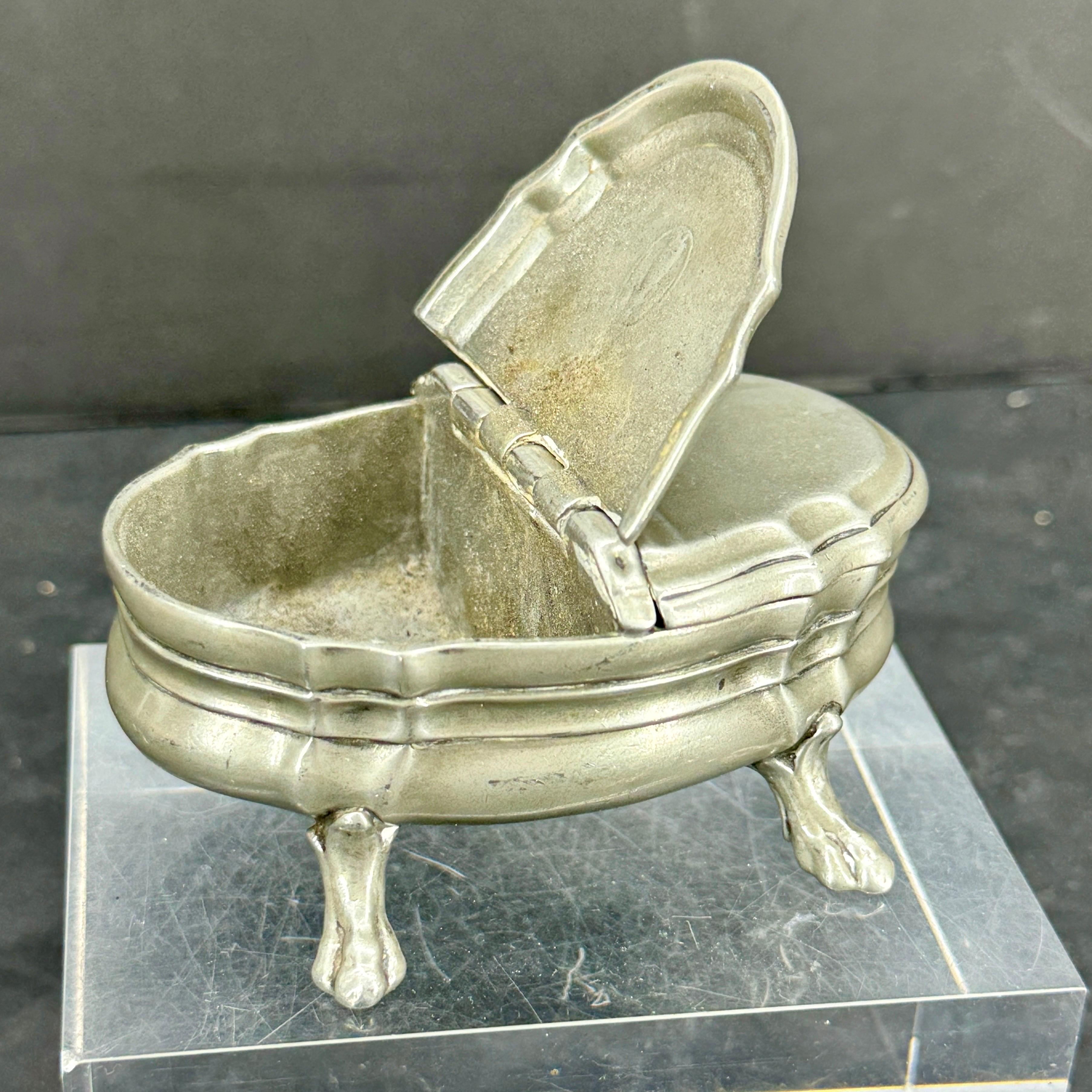 Petit cendrier rococo allemand à double couvercle en étain en vente 2