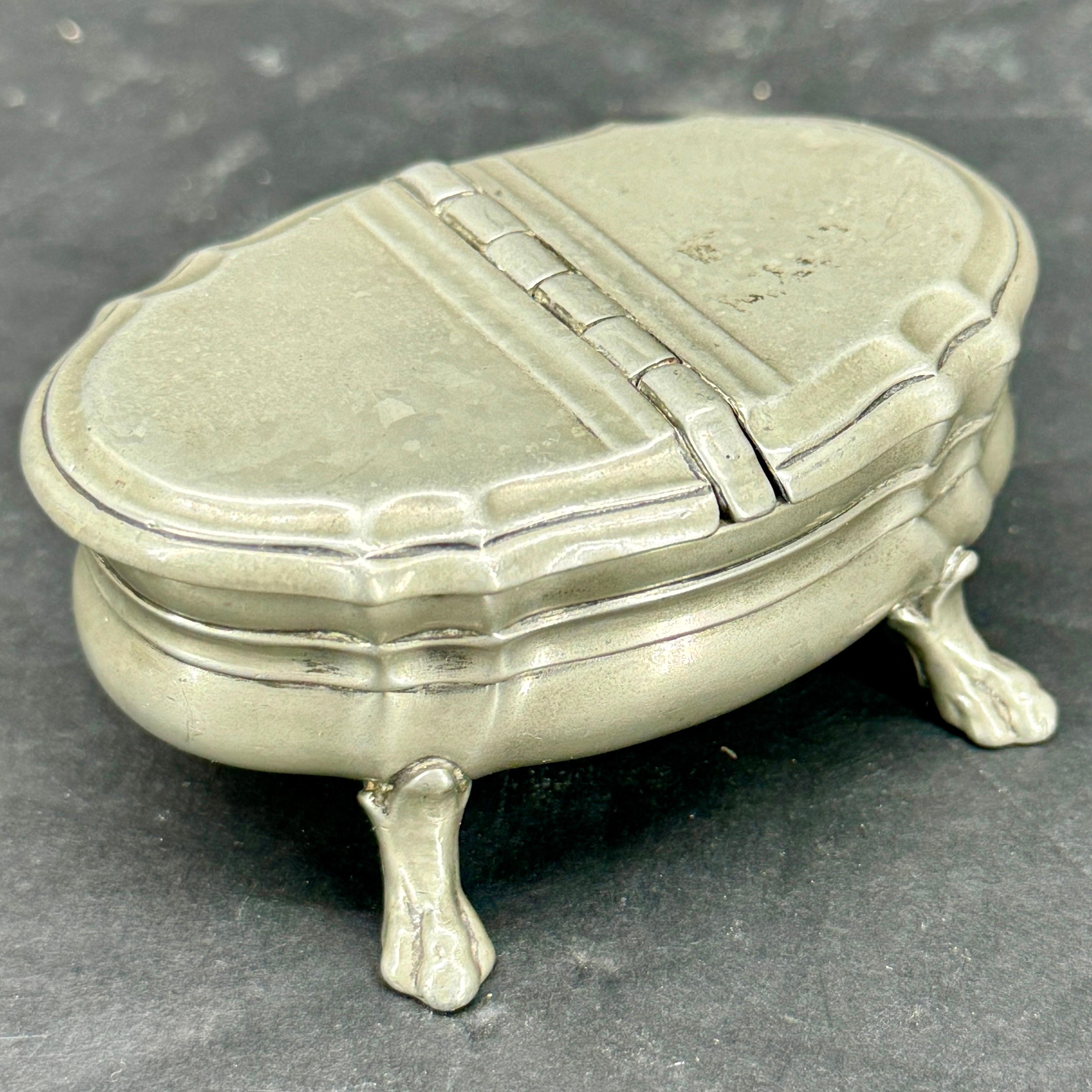 Salière classique à double couvercle en étain. Peut également servir de cendrier. Cette pièce ancienne serait un excellent complément à votre table.