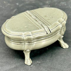 Pequeño cenicero rococó alemán de peltre con doble tapa