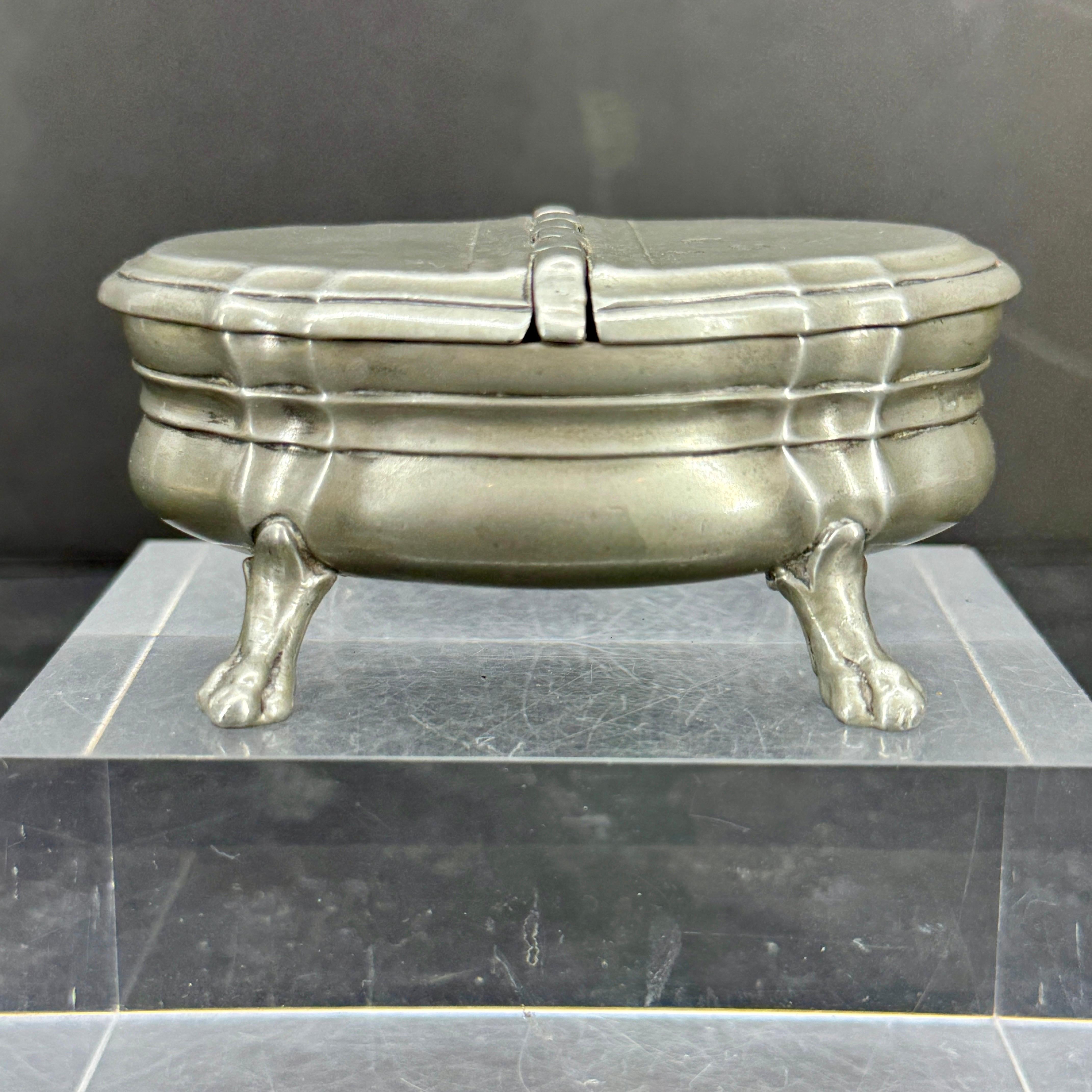 Rococo Petit cendrier rococo allemand à double couvercle en étain en vente