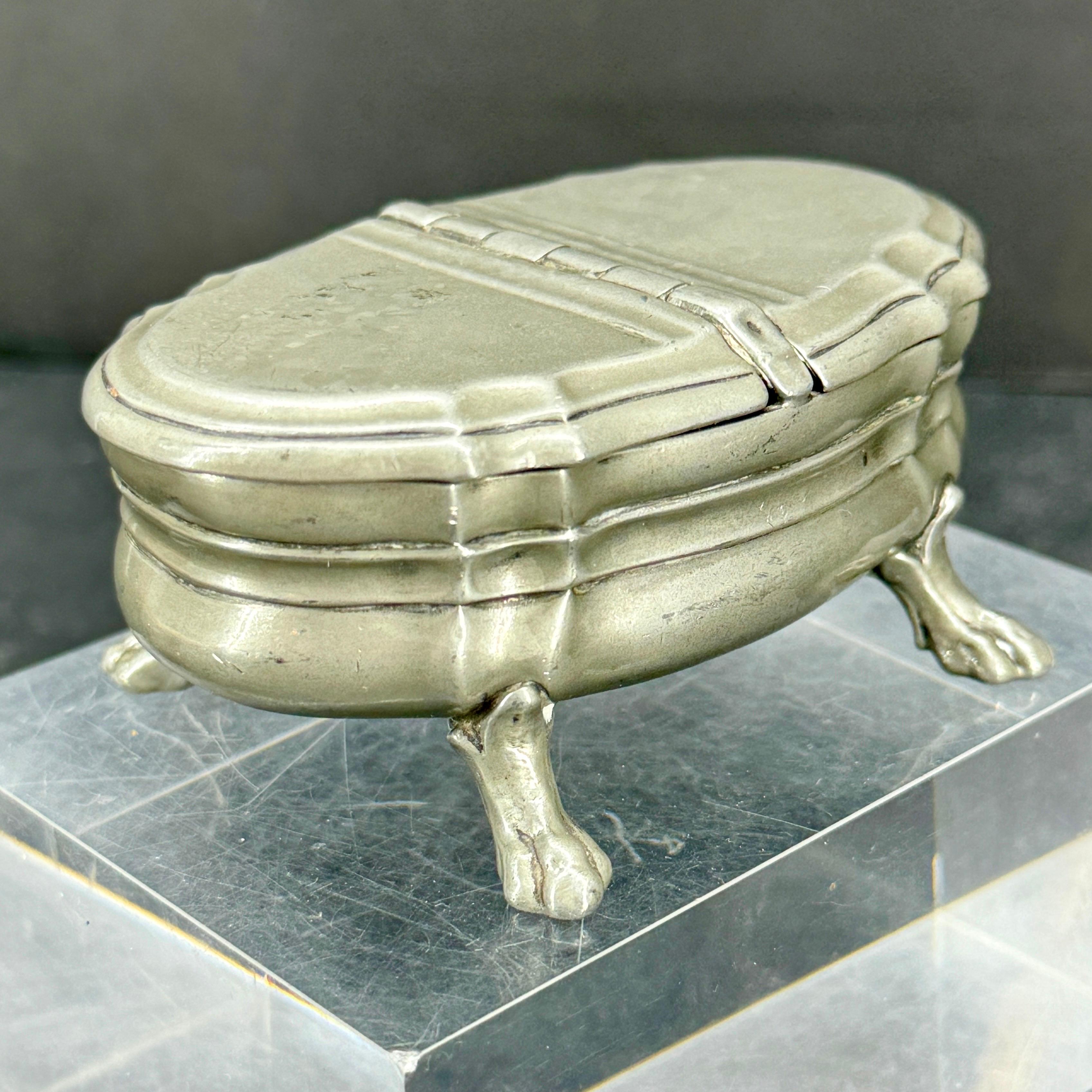Petit cendrier rococo allemand à double couvercle en étain Bon état - En vente à Haddonfield, NJ
