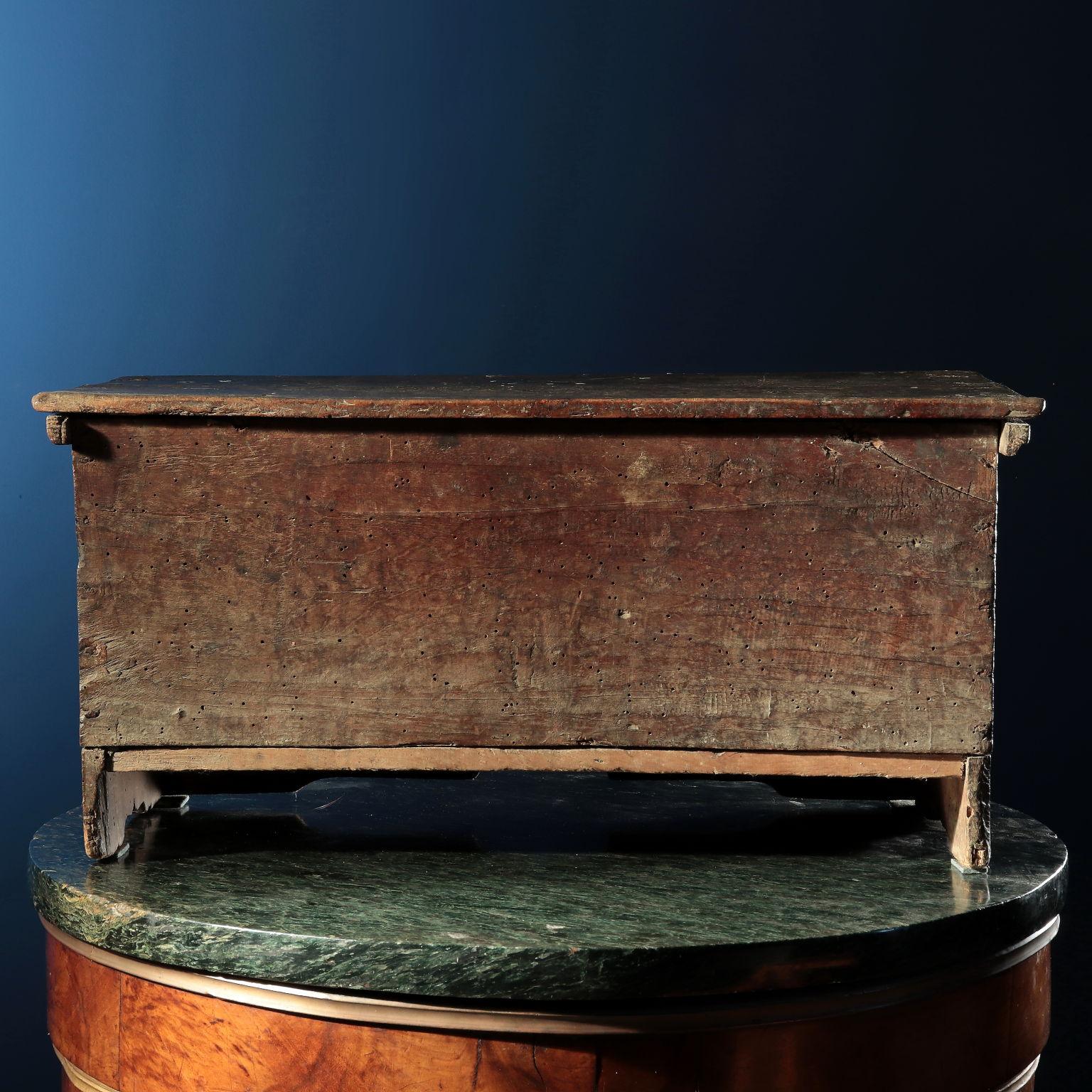 Pequeña Caja Dorada Madera Grabada y Pintada Venecia Italia S. XVI Familia Belloni en venta 5