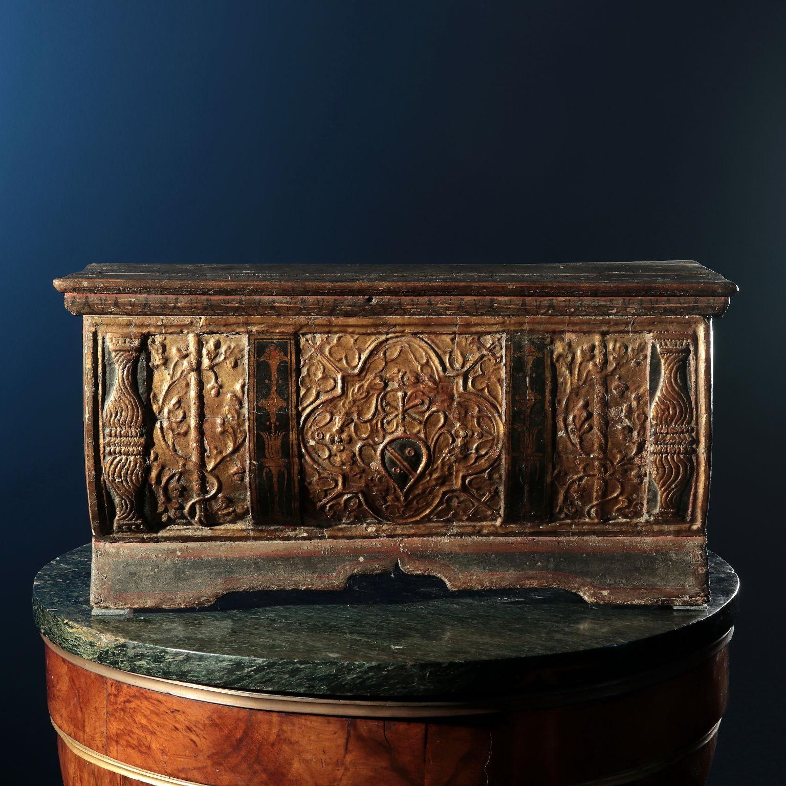 Small box with opening top, slightly convex urn front with shaped shelf support, decorated on the front with carved tablet, while the rest of the object is simply painted. The front started with four pilasters that create three reserves, the two