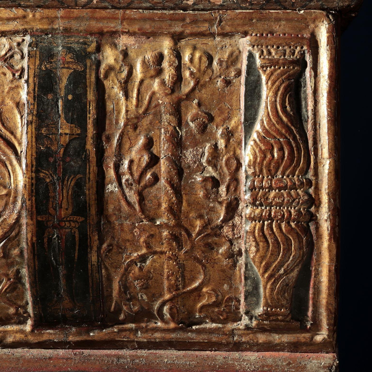 Pequeña Caja Dorada Madera Grabada y Pintada Venecia Italia S. XVI Familia Belloni siglo XVIII y antes en venta