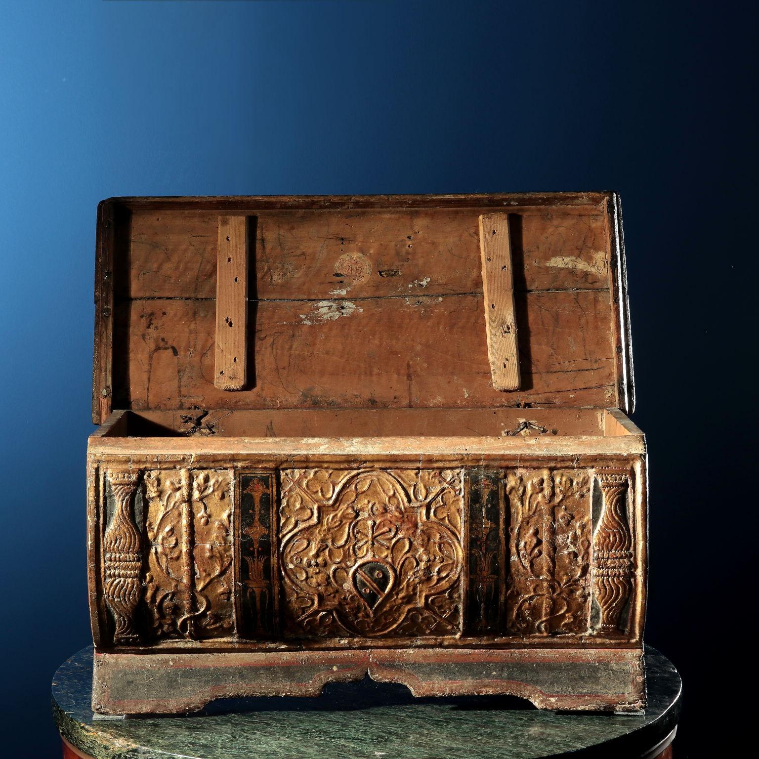 Petite boîte dorée en bois gravé et peint de Venise, Italie, XVIe siècle, famille Belloni en vente 1