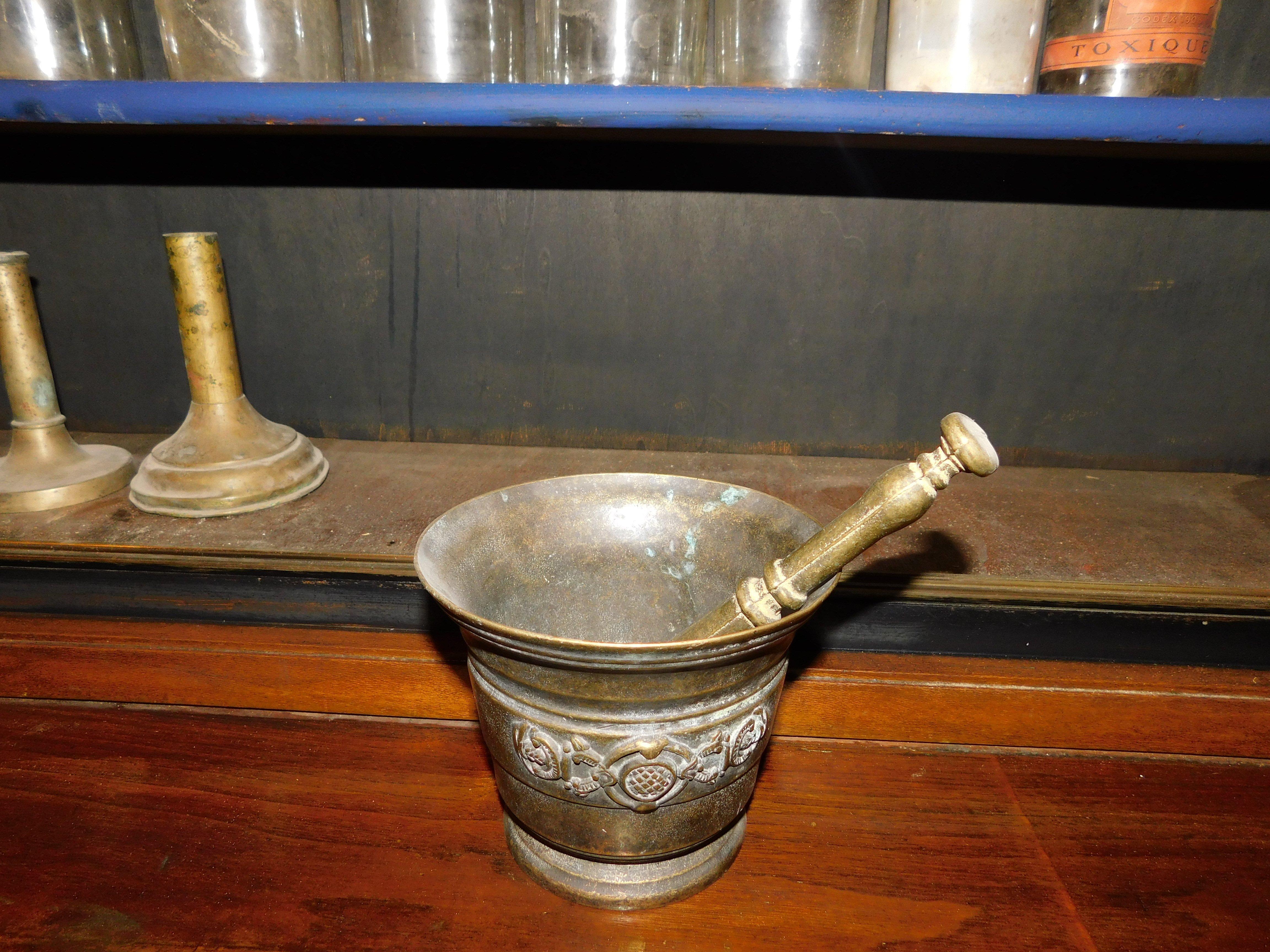 Small gilded bronze mortar and pestle, Italy In Good Condition For Sale In Cuneo, Italy (CN)