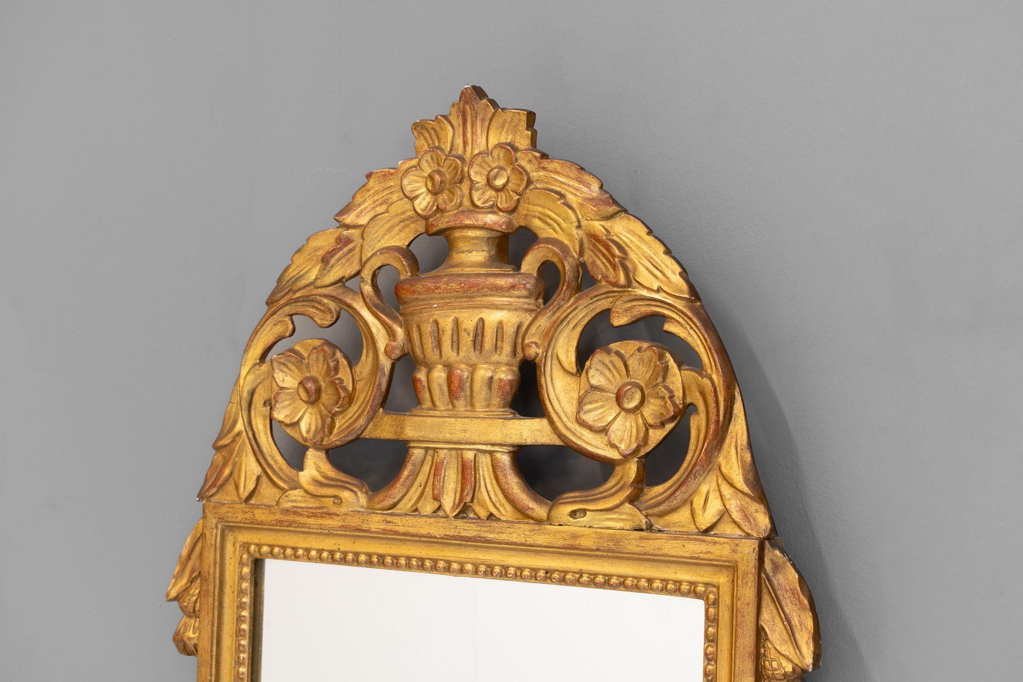 Specchio matrimoniale francese dorato. Circa 1880

H. H. 68cm x L. 44cm x P. 6cm