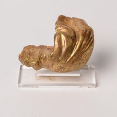 Pequeño friso de madera dorada sobre plexiglás