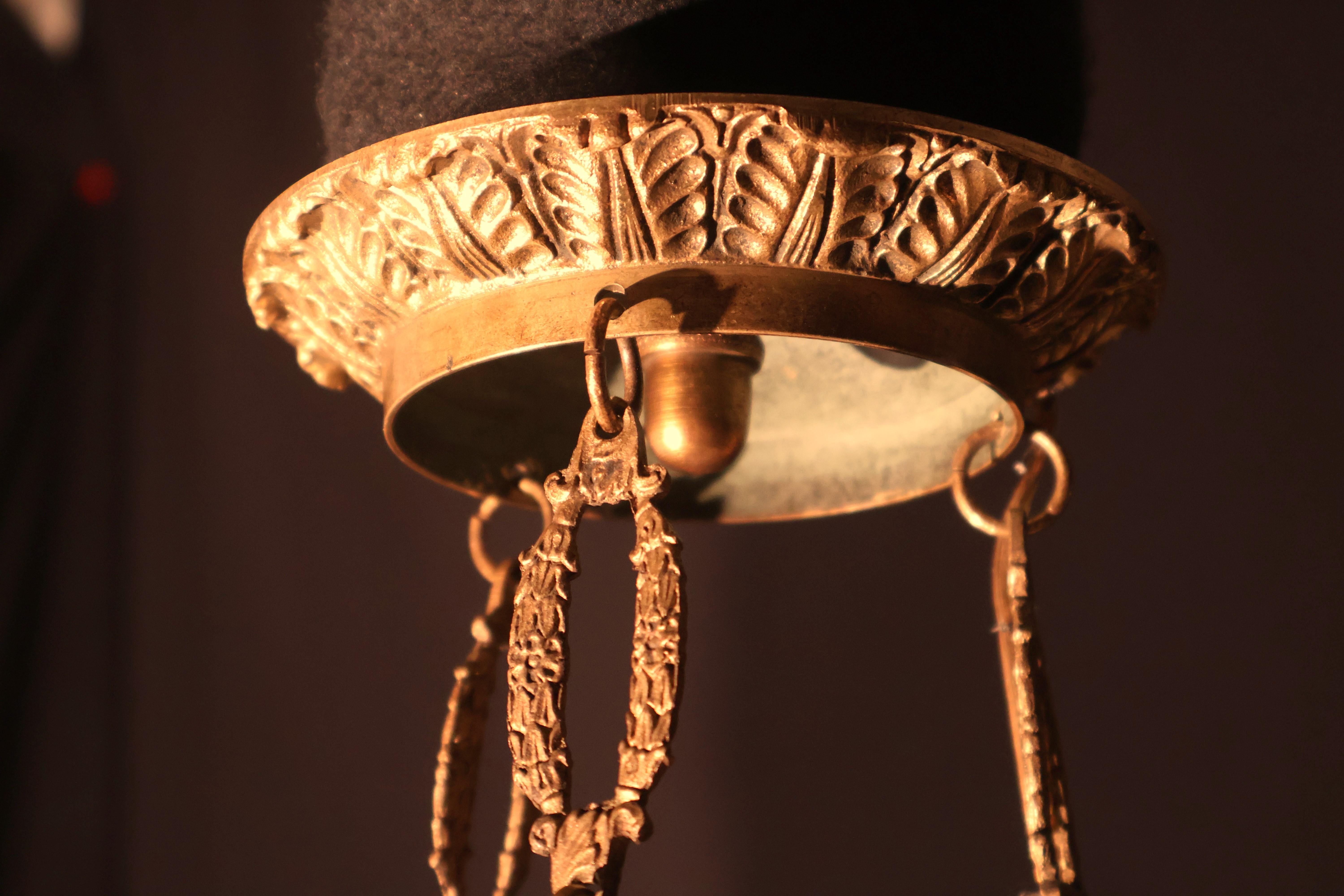 Vergoldeter Bronze-Kronleuchter im Empire-Stil im Angebot 2
