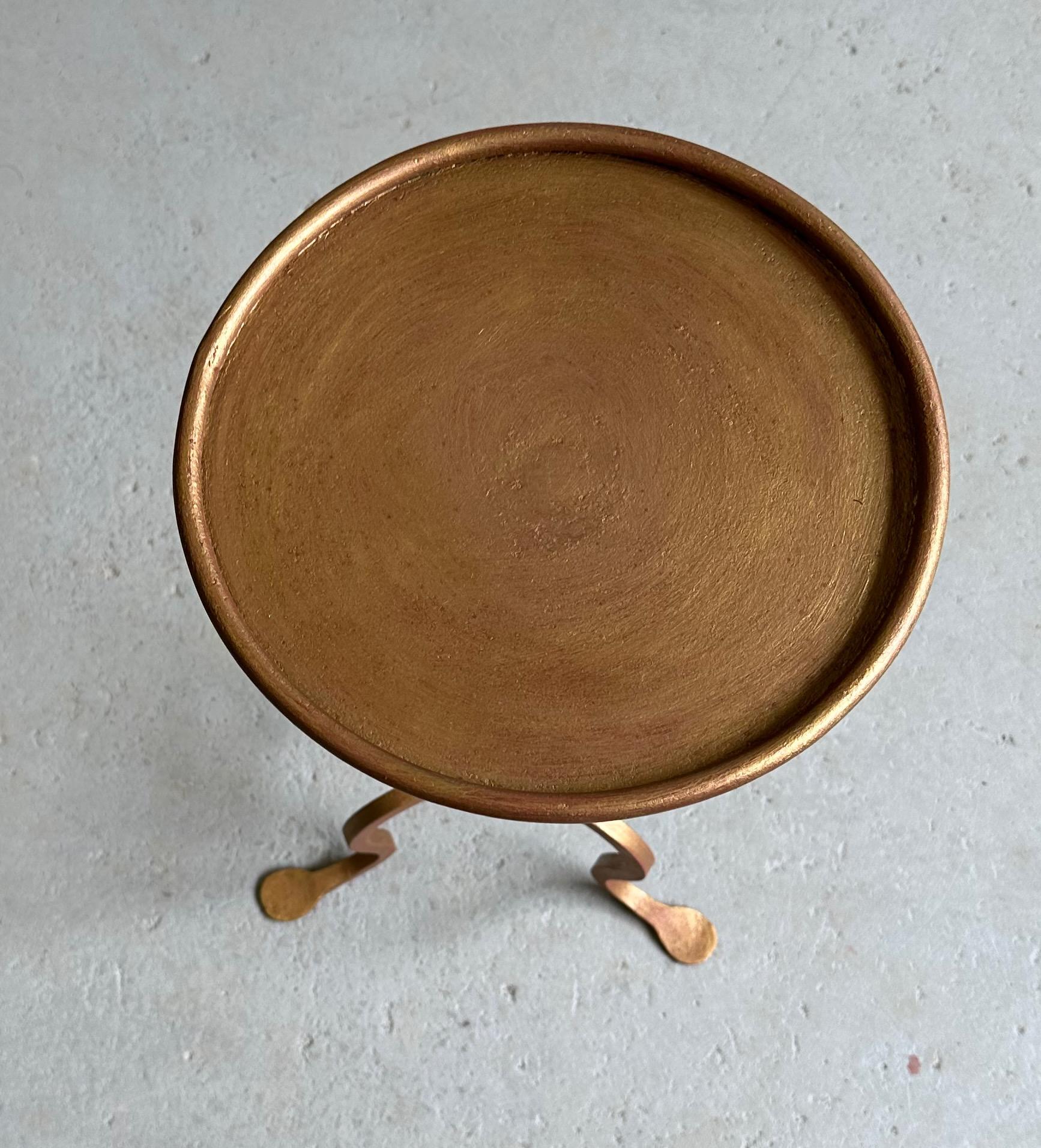 Pequeña mesa de bebidas de hierro dorado sobre base curvada de trípode en venta 2