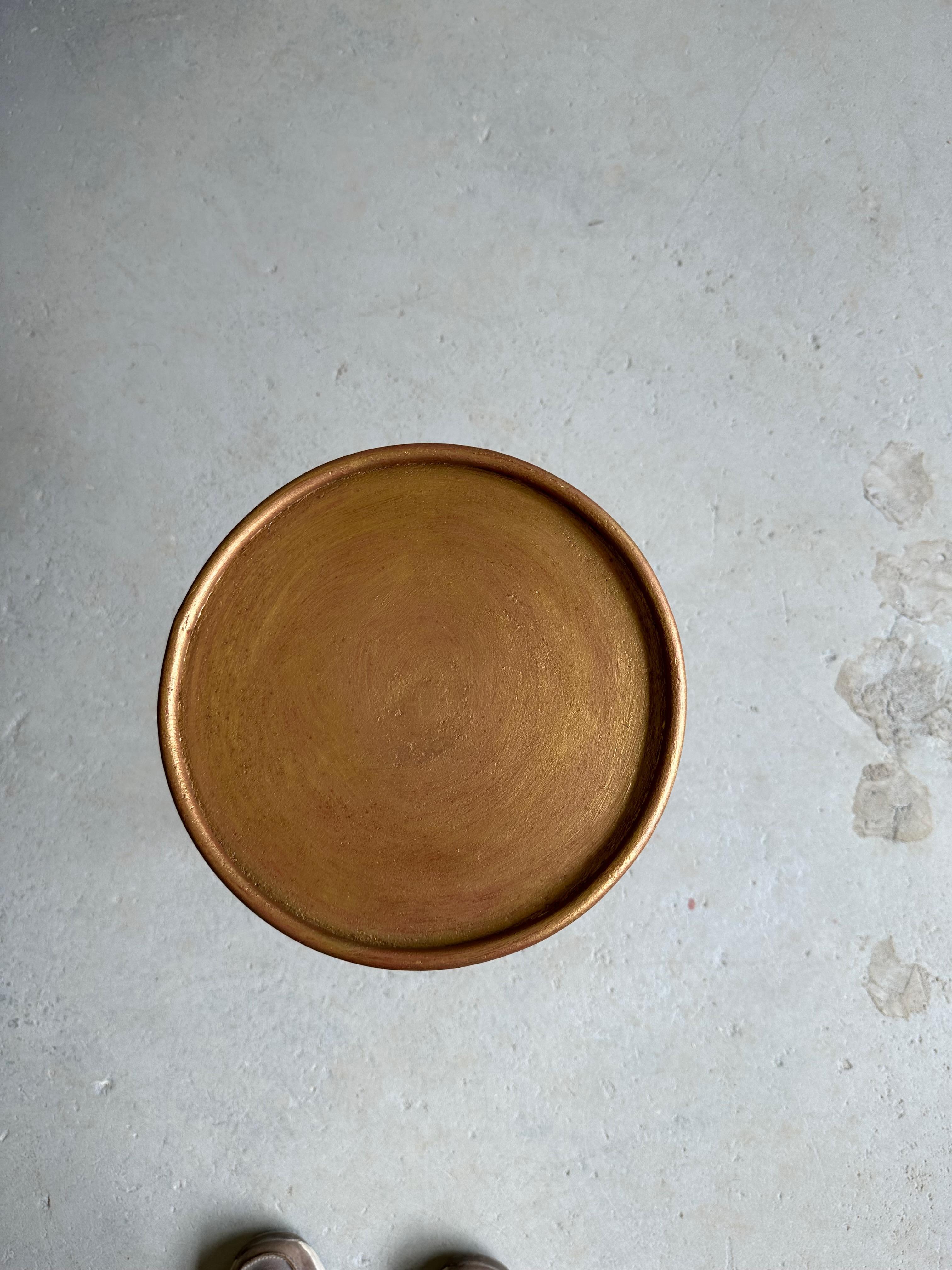 Pequeña mesa de bebidas de hierro dorado sobre base curvada de trípode Hierro en venta