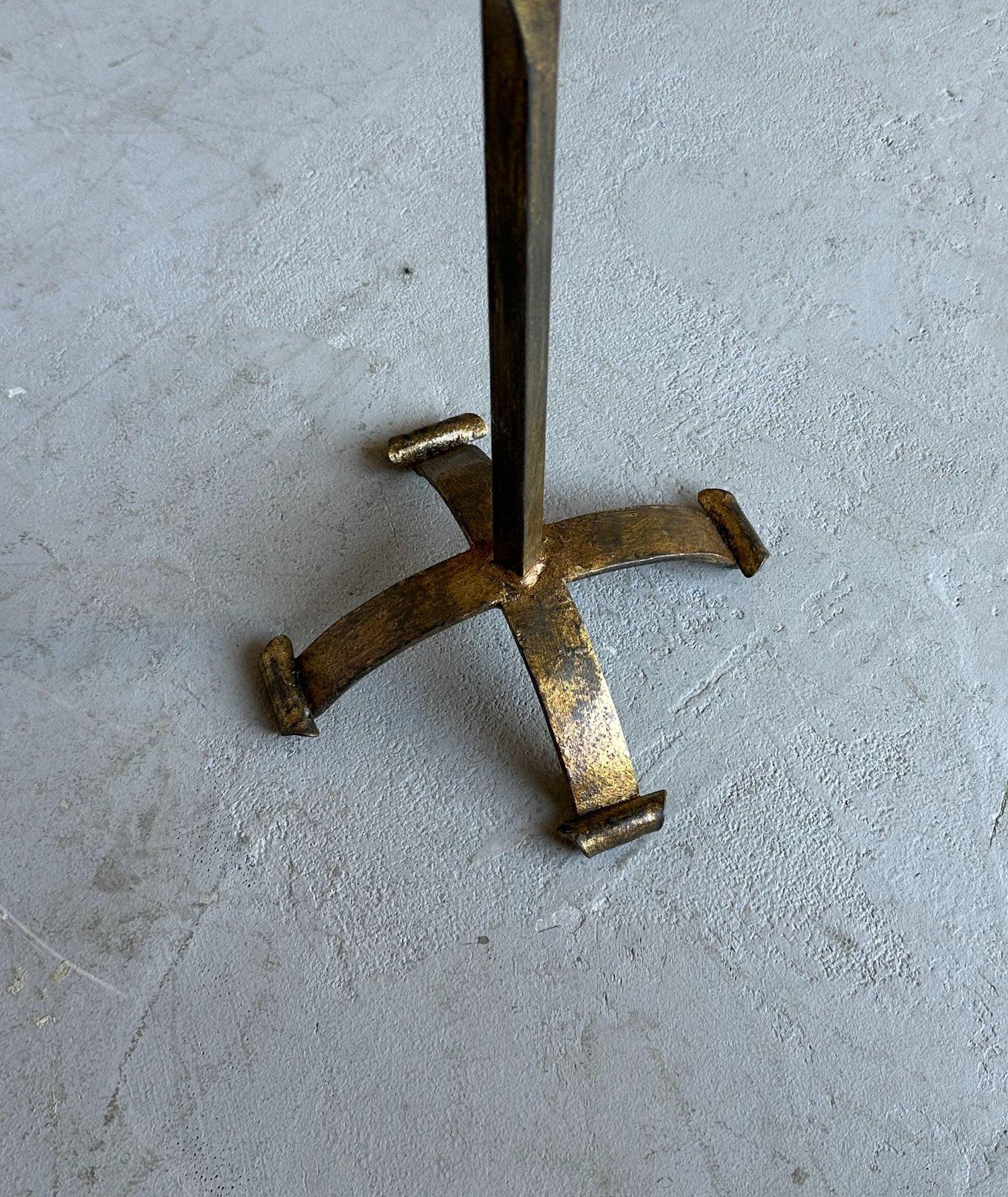 Small Gilt Iron Drinks Table on a Four Footed Base In Good Condition For Sale In Buchanan, NY