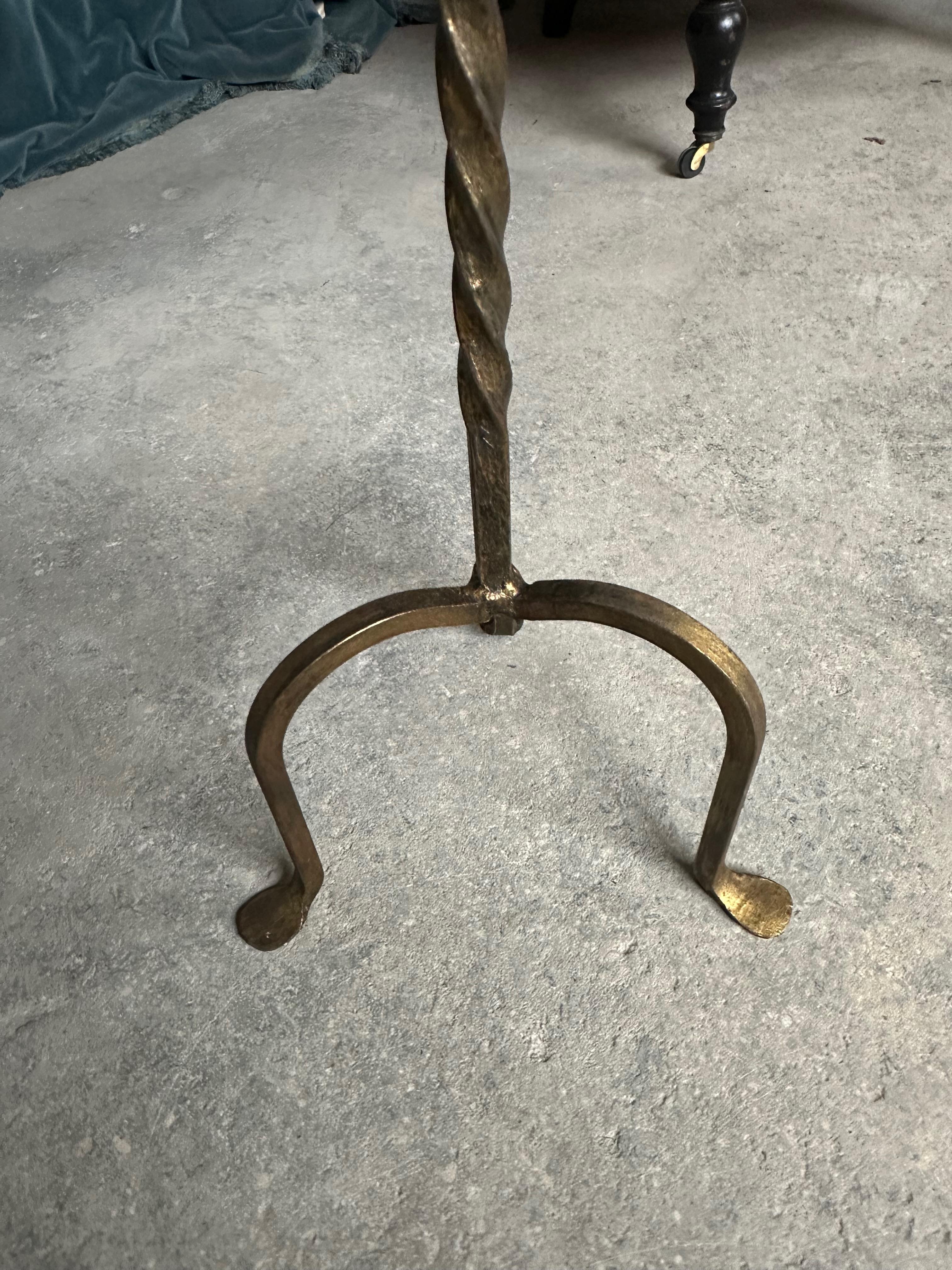 Petite table à boissons en fer doré avec tige torsadée en vente 3