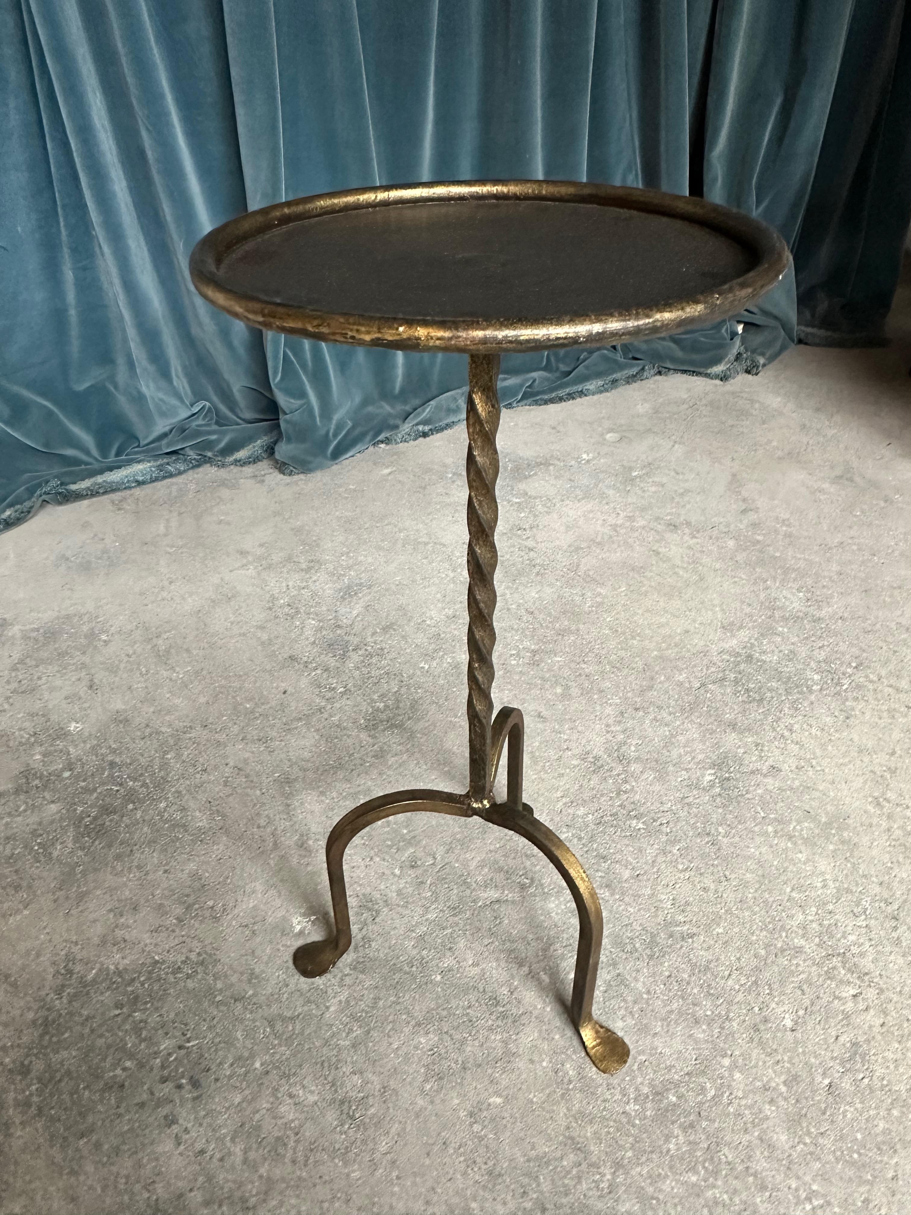 Petite table à boissons en fer doré avec tige torsadée en vente 5
