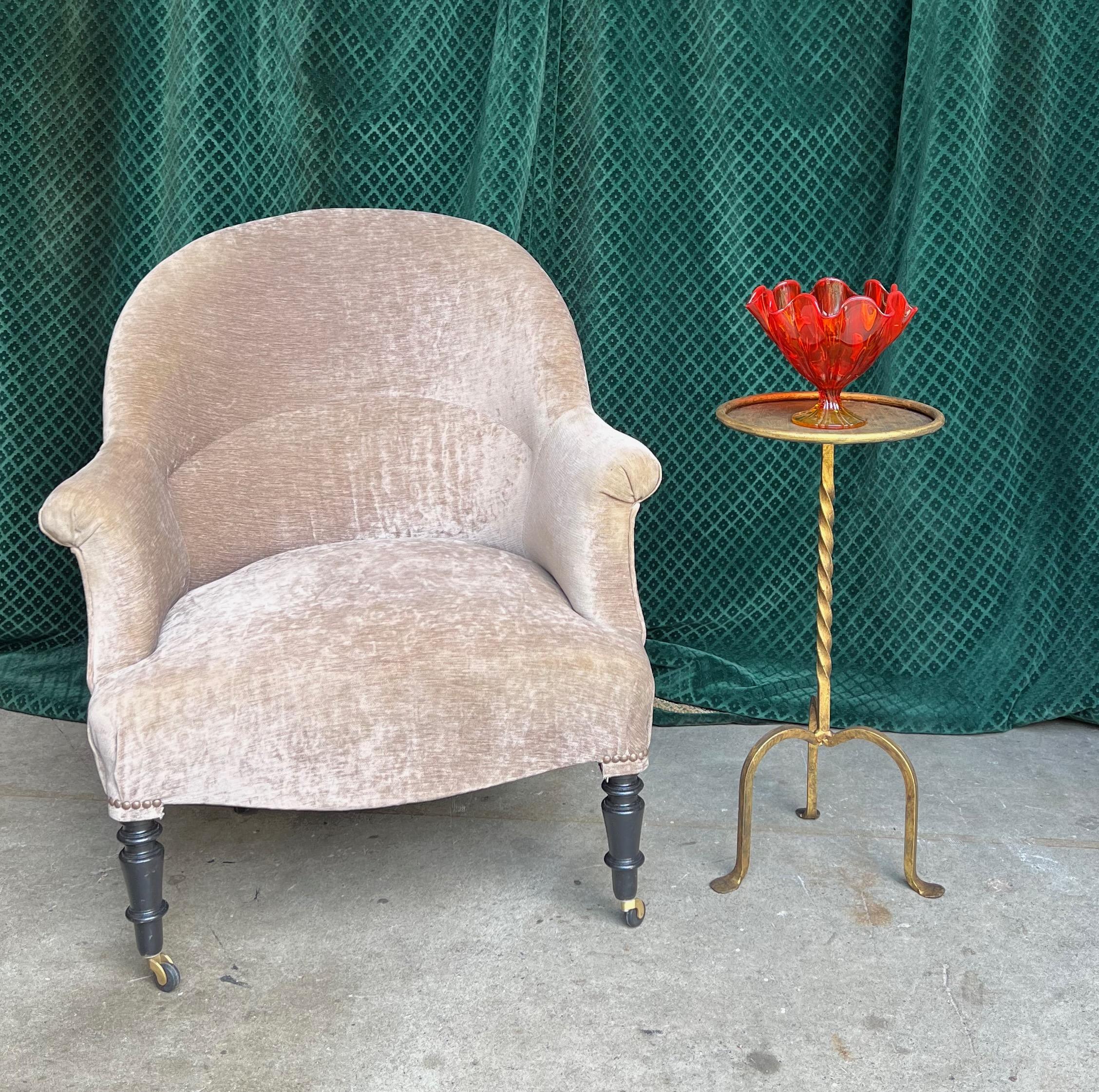 A handsome Spanish gilt iron drinks table from the 1950s. This small side table features a twisted stem that adds an interesting touch to its design, mounted on a sturdy tripod base. What makes this small table unique is its rich hand-patinated gold