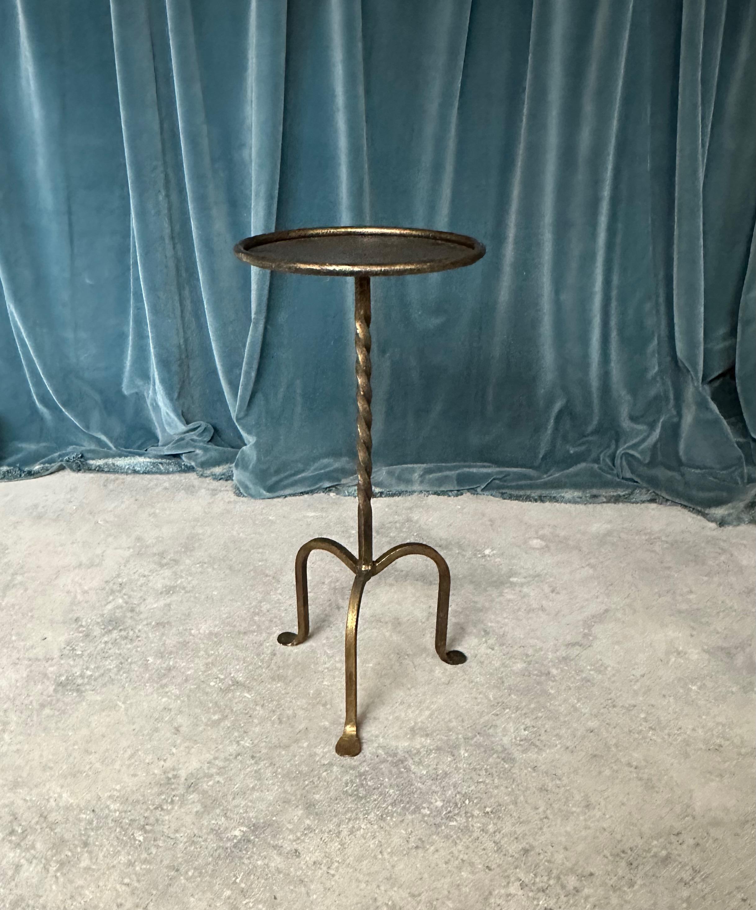 Une belle table à boissons en fer doré espagnol, récemment fabriquée selon notre conception et nos spécifications, est une pièce unique et charmante qui ne manquera pas d'attirer l'attention. Cette petite table d'appoint présente un design de tige