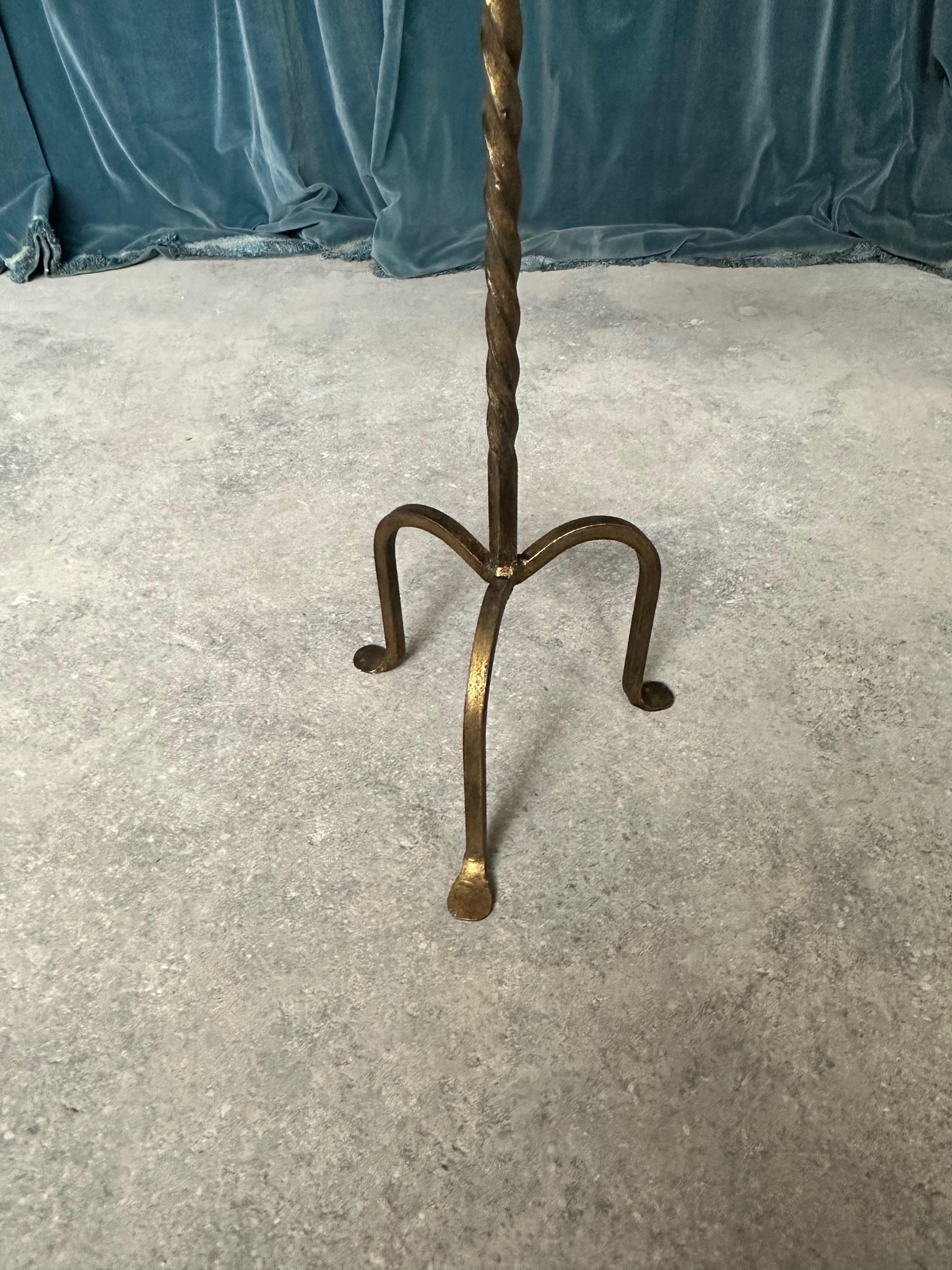 Mid-Century Modern Petite table à boissons en fer doré avec tige torsadée en vente