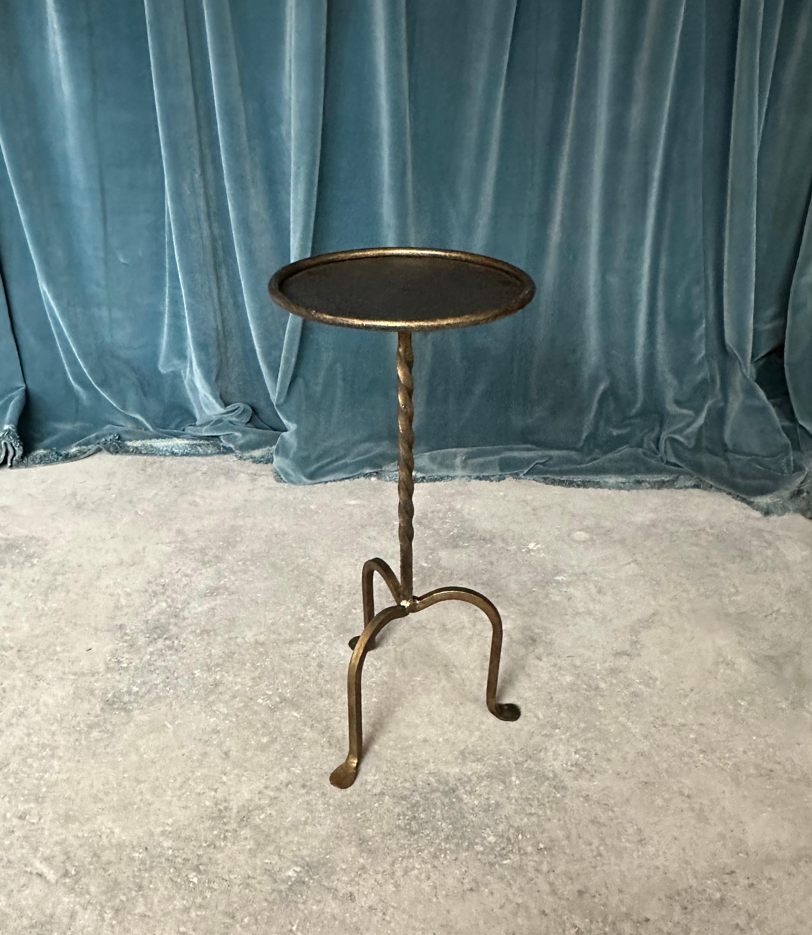 Petite table à boissons en fer doré avec tige torsadée Bon état - En vente à Buchanan, NY