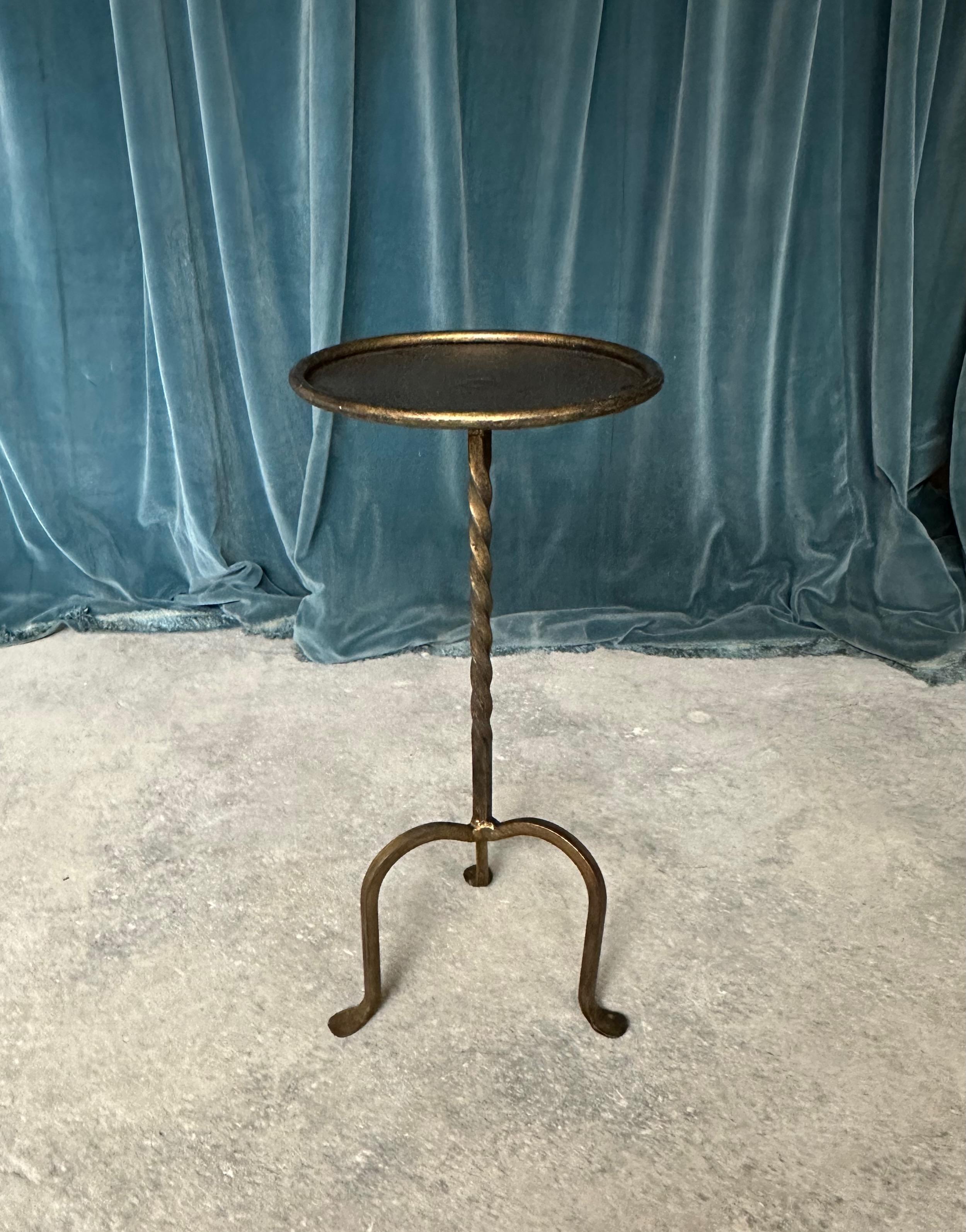 XXIe siècle et contemporain Petite table à boissons en fer doré avec tige torsadée en vente